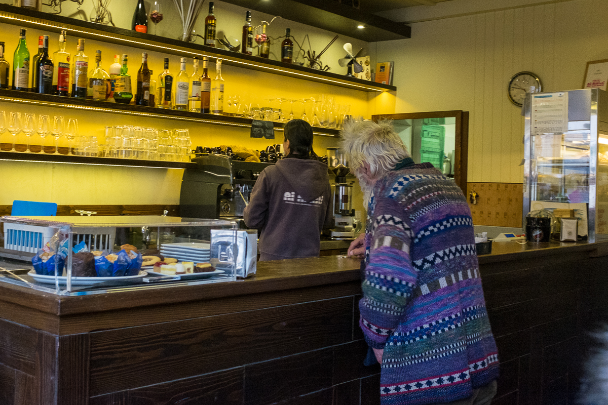 ein Cafe, ein Campari