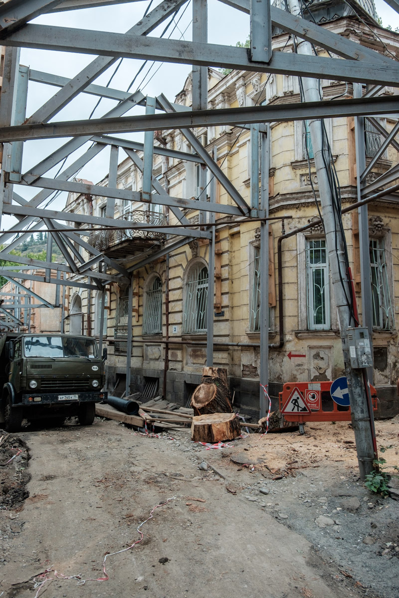 Mit großen Aufwand werden die alten Fassaden gestützt, um sie zu erhalten