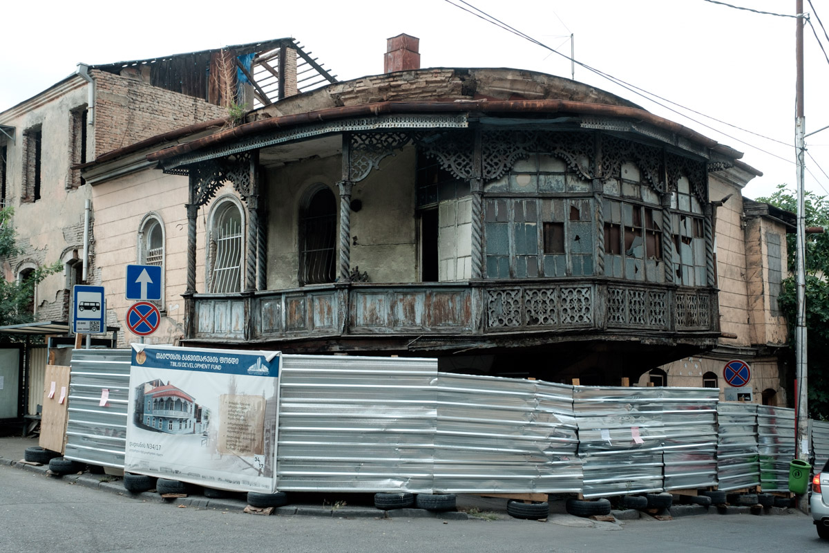 Wie oft bin ich schon unter diesem Erker entlang gegangen