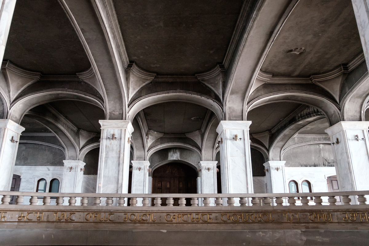 Unter der eigentlich Kirche…