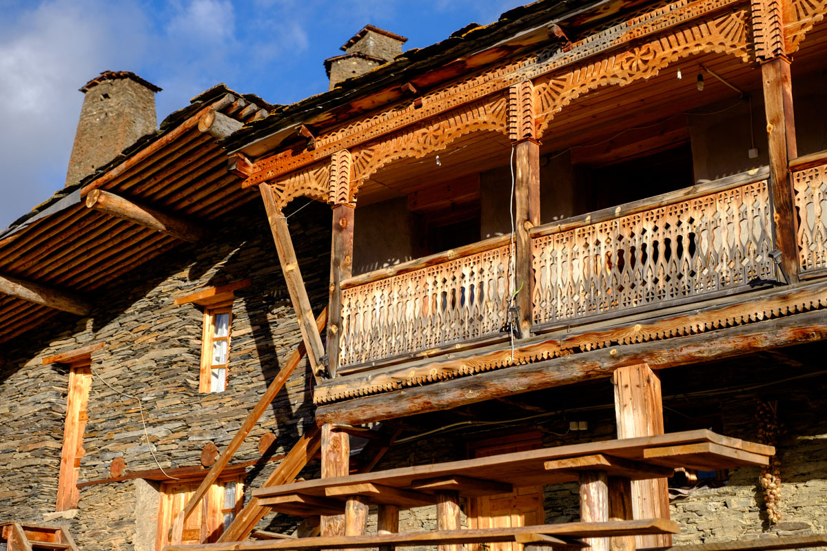 traditionelle Verzierungen an einem Neubau
