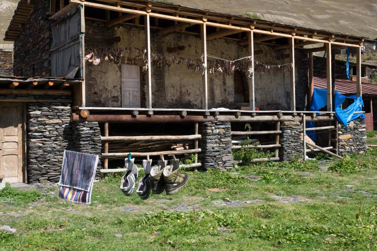 Da hängen nicht nur Schuhe und ein Handtuch zum Trocknen...