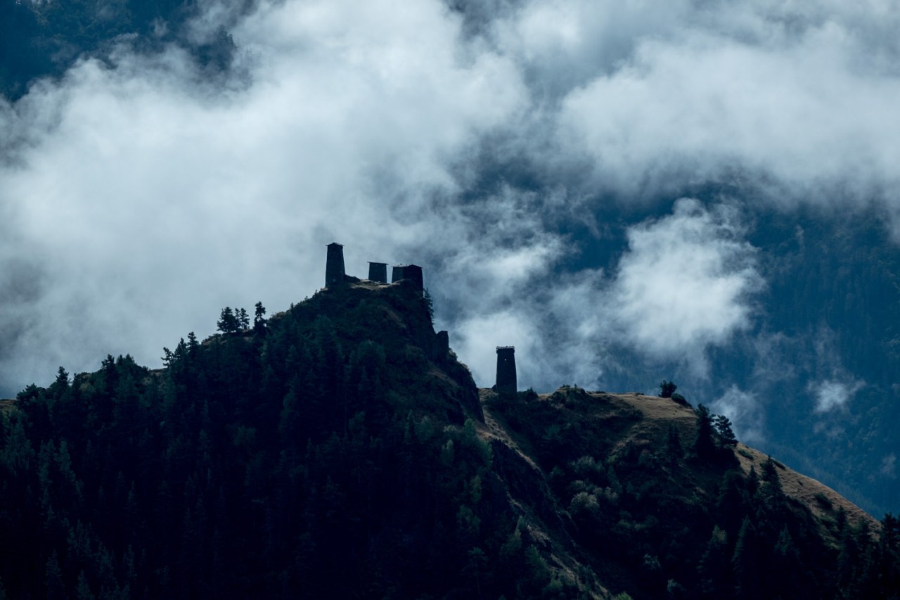 ...während der Blick in die andere Richtung die Türme von Omalo geheimsvoll erscheinen läßt.
