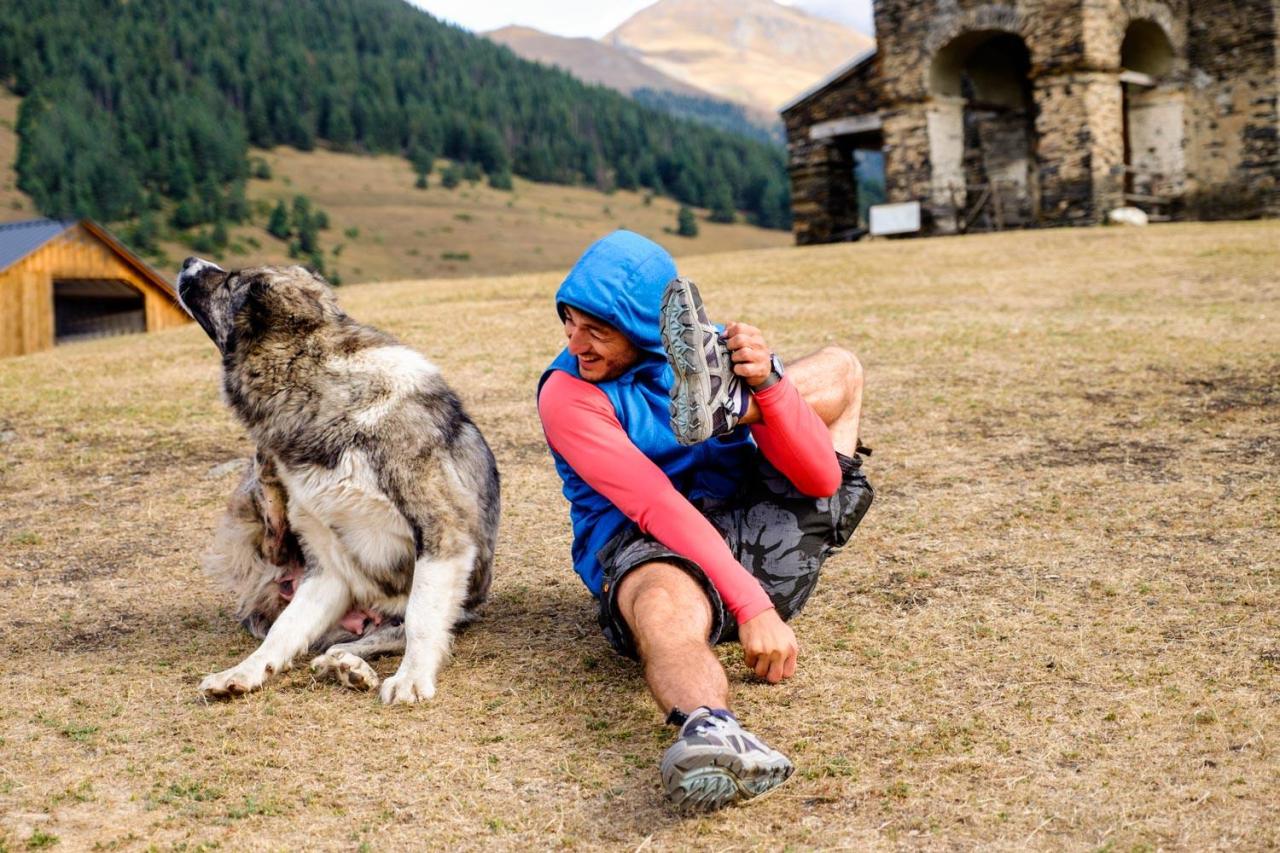Unser Guide Lasha hat sich inzwischen mit der Bewachung angefreundet.
