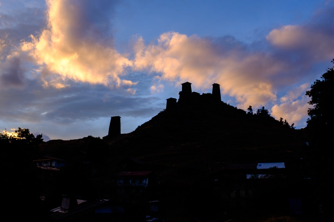 ... und dann ein toller Abendhimmel über den Wehrtürmen von Omalo.