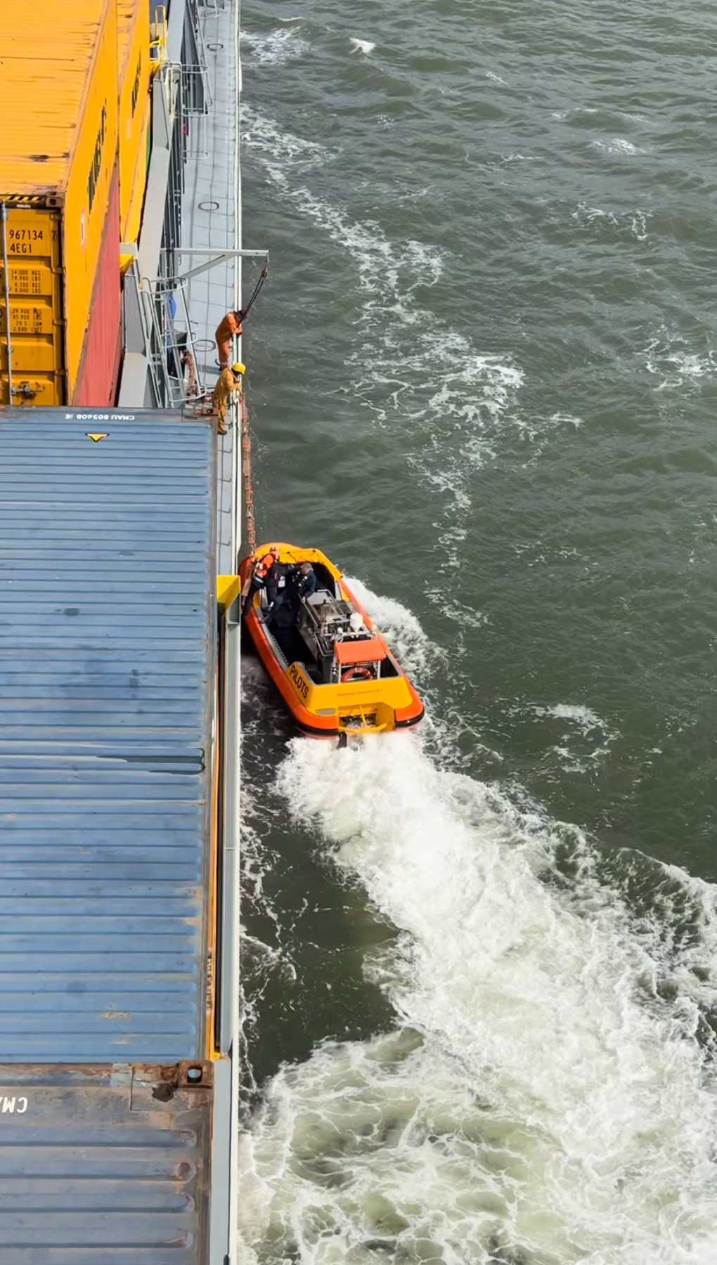 Lotsin geht von Bord