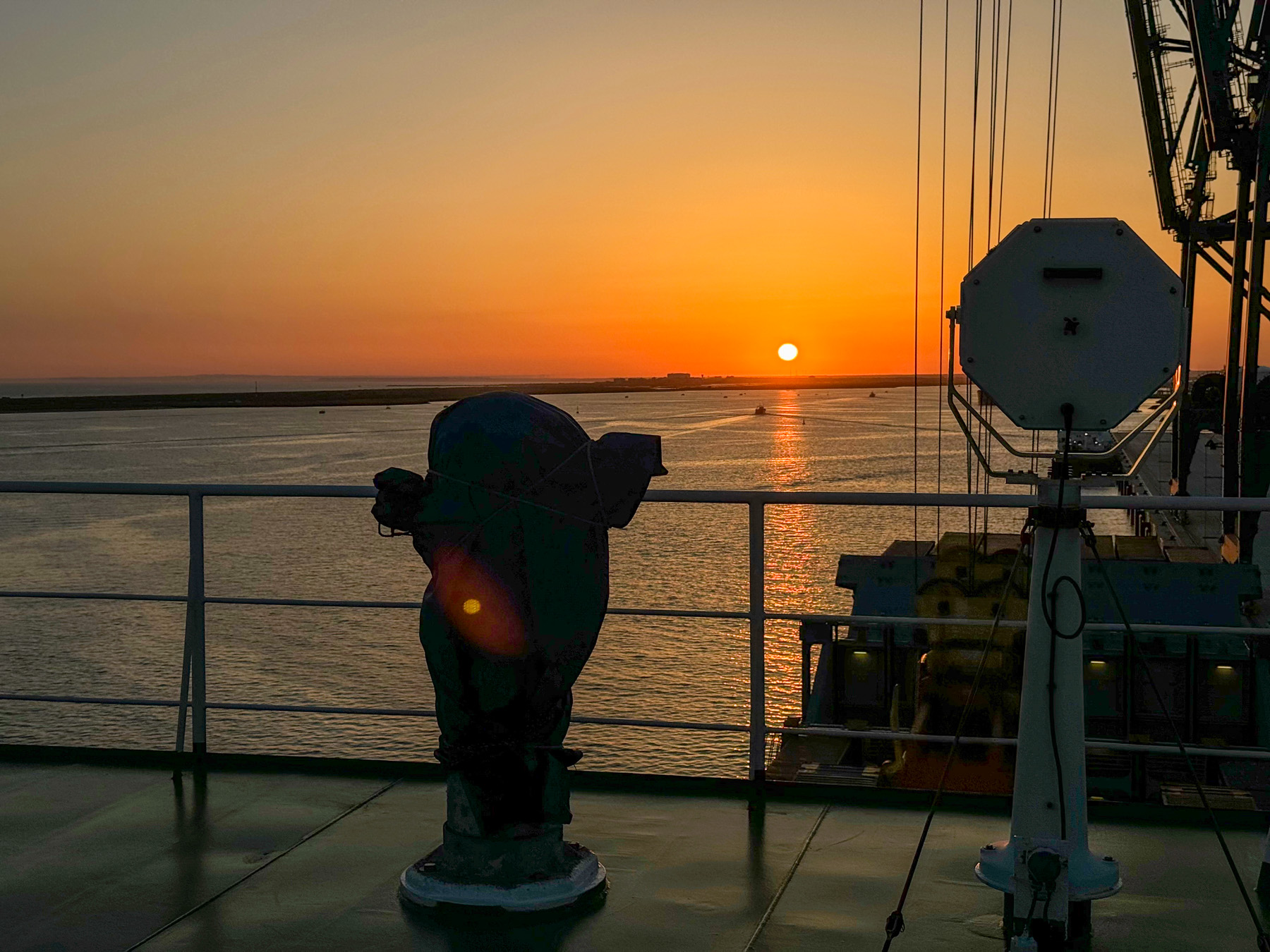 Beladung im Sonnenuntergang