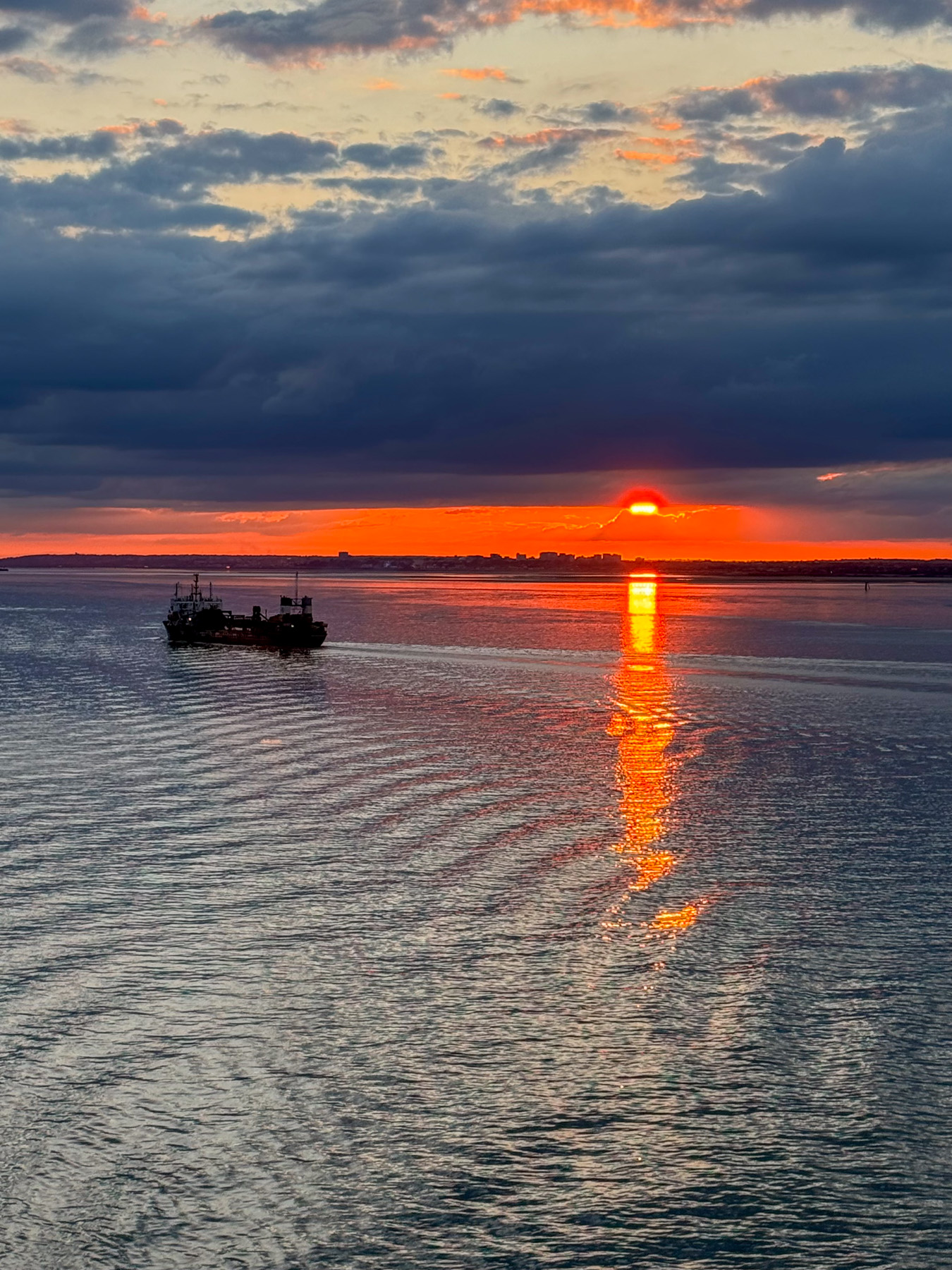 Gegenverkehr im Sonnenuntergang