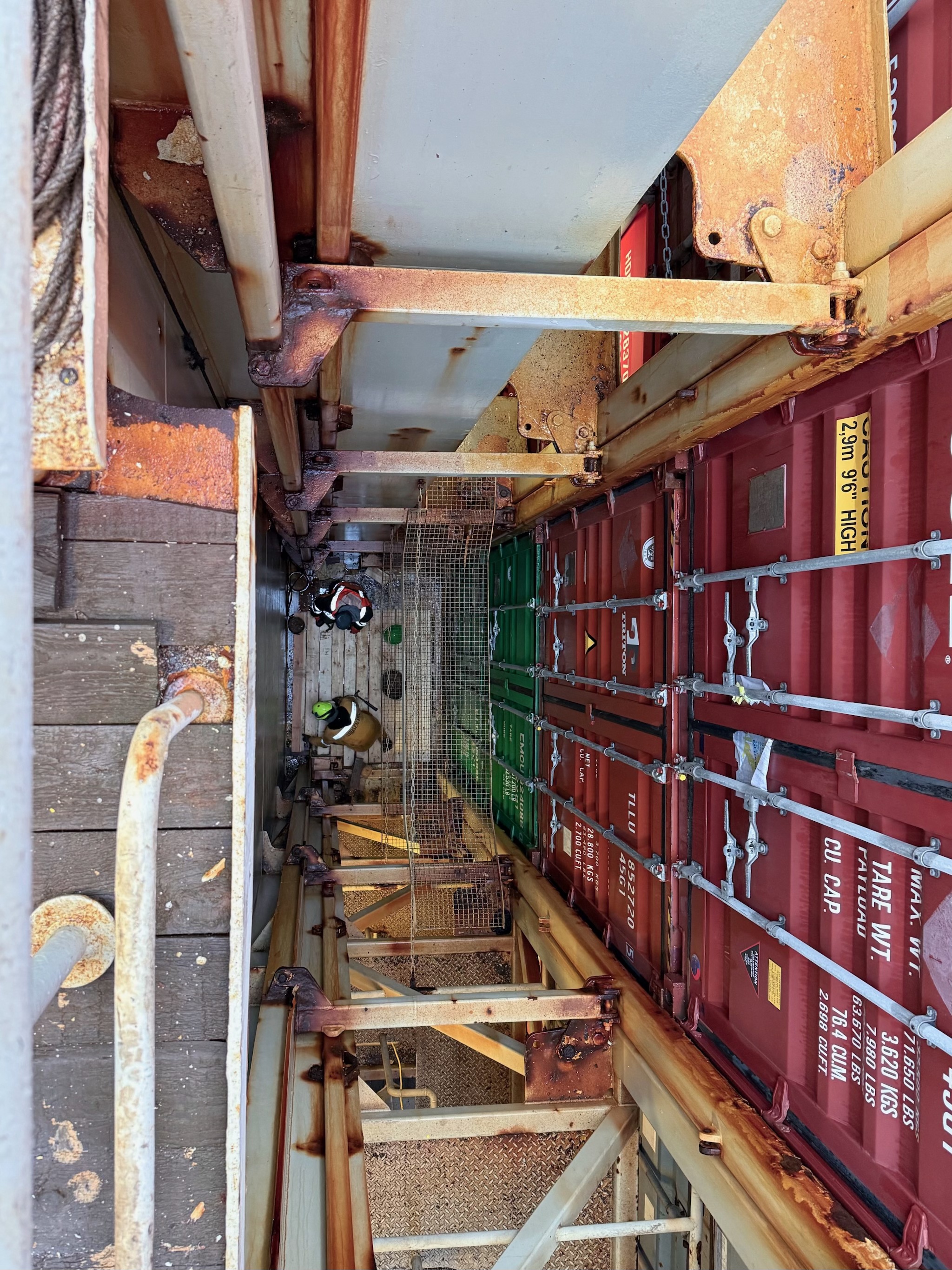 Arbeiten in der Tiefe des Schiffes