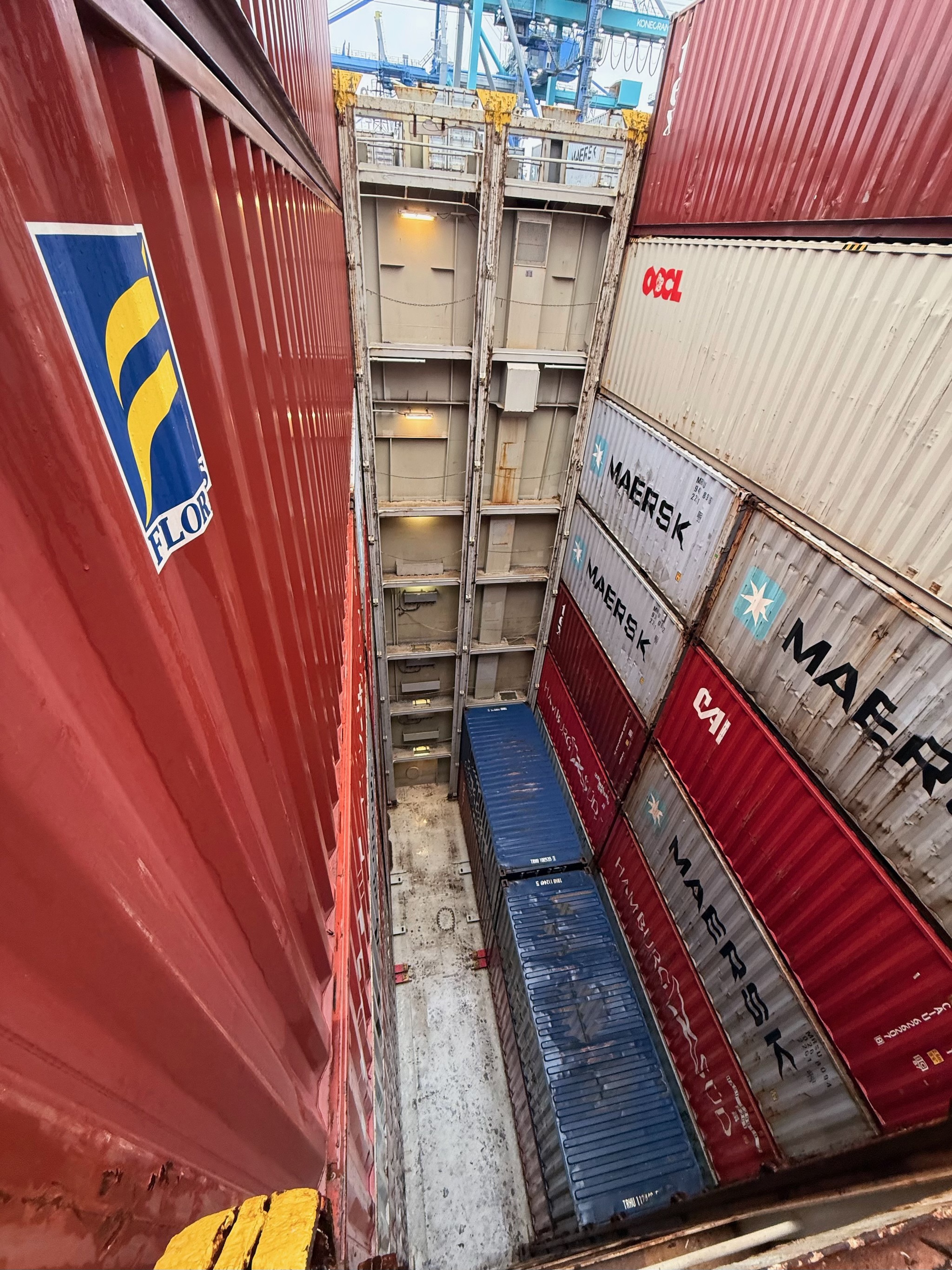 8 Container übereinander