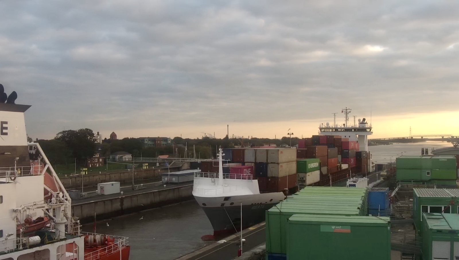 Die Beate in der Schleuse (Webcam Brunsbüttel)