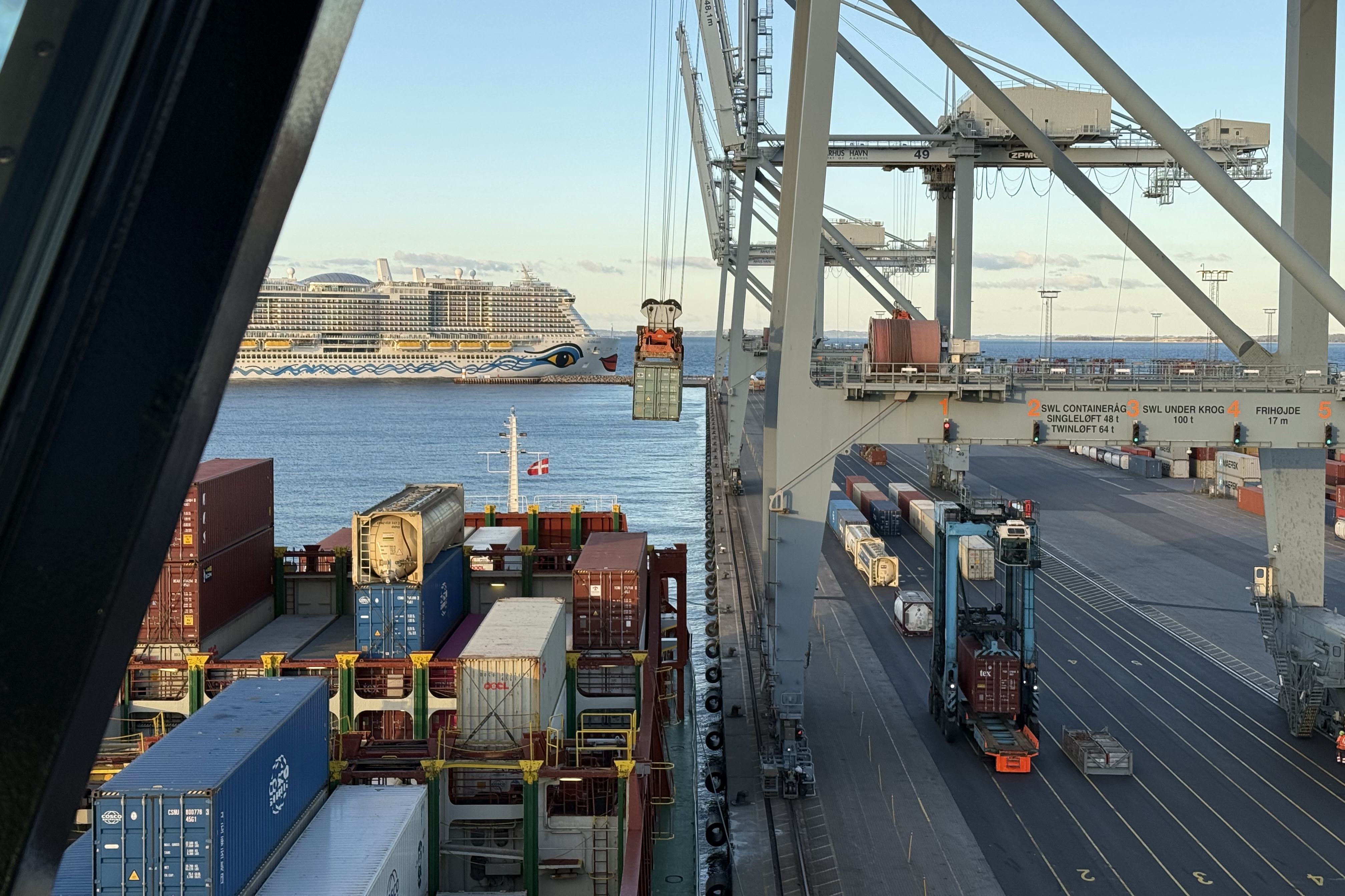 Die AIDANova verlässt Aarhus