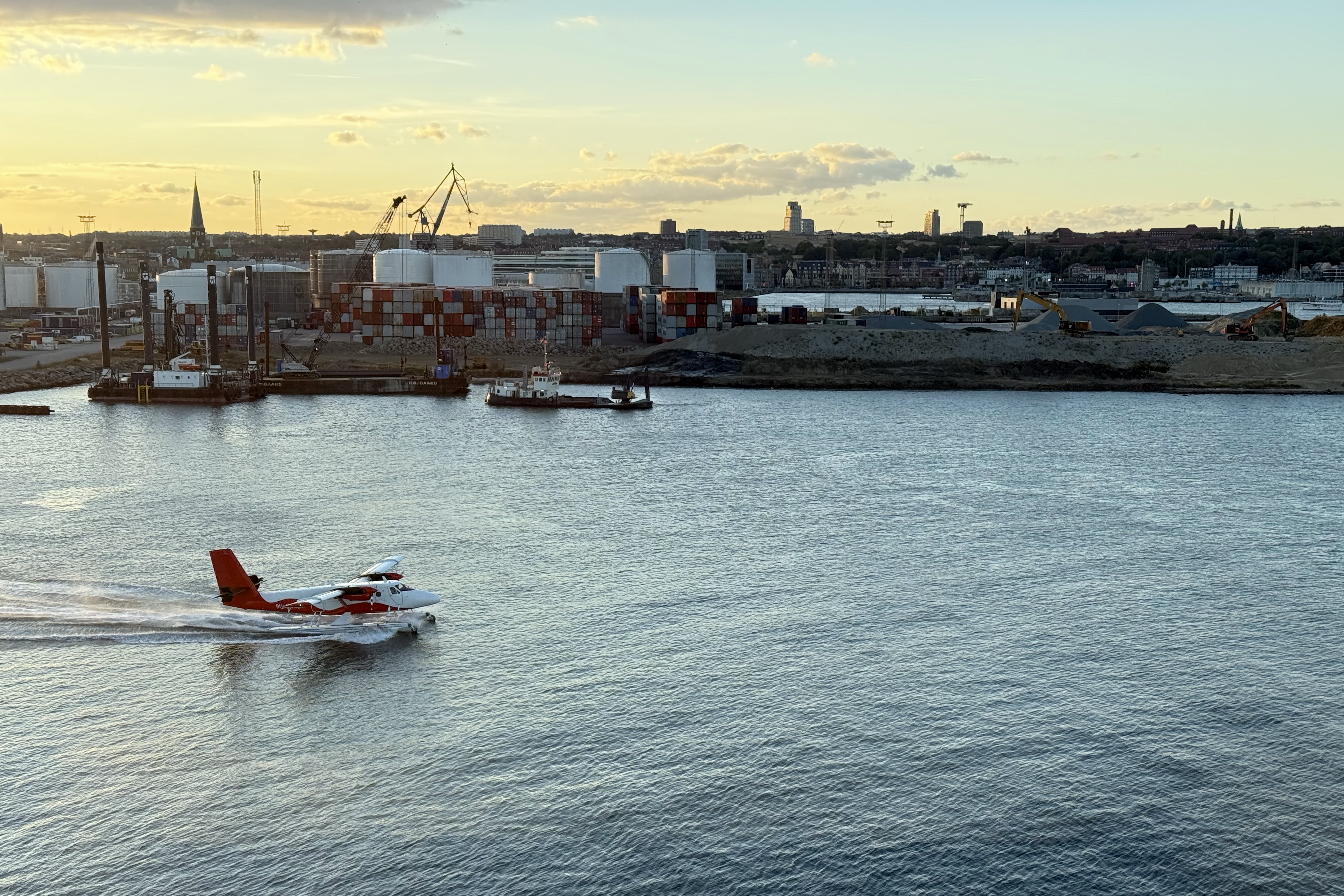 Wir parken auf dem Flugplatz
