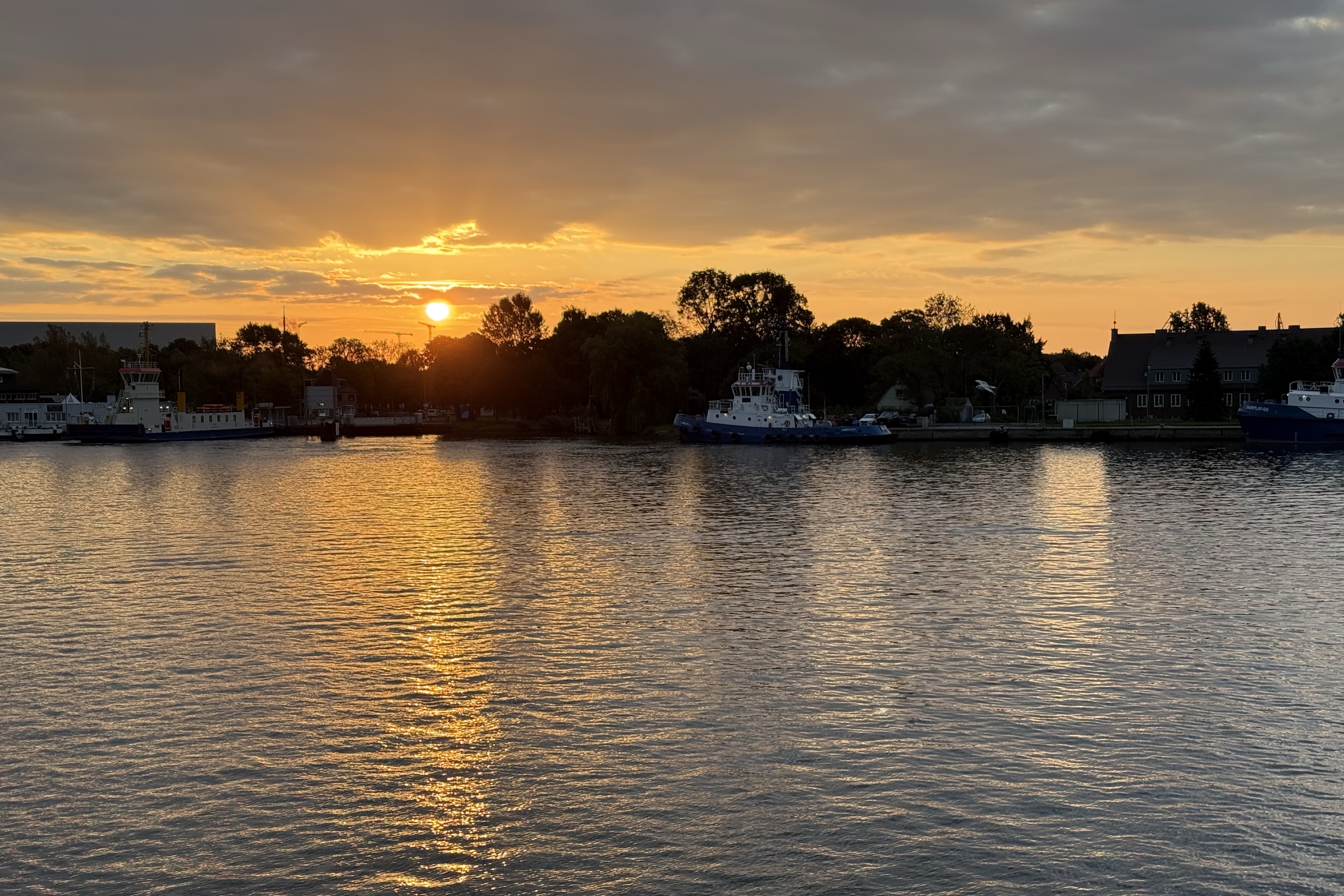 Sonnenaufgang im Kanal