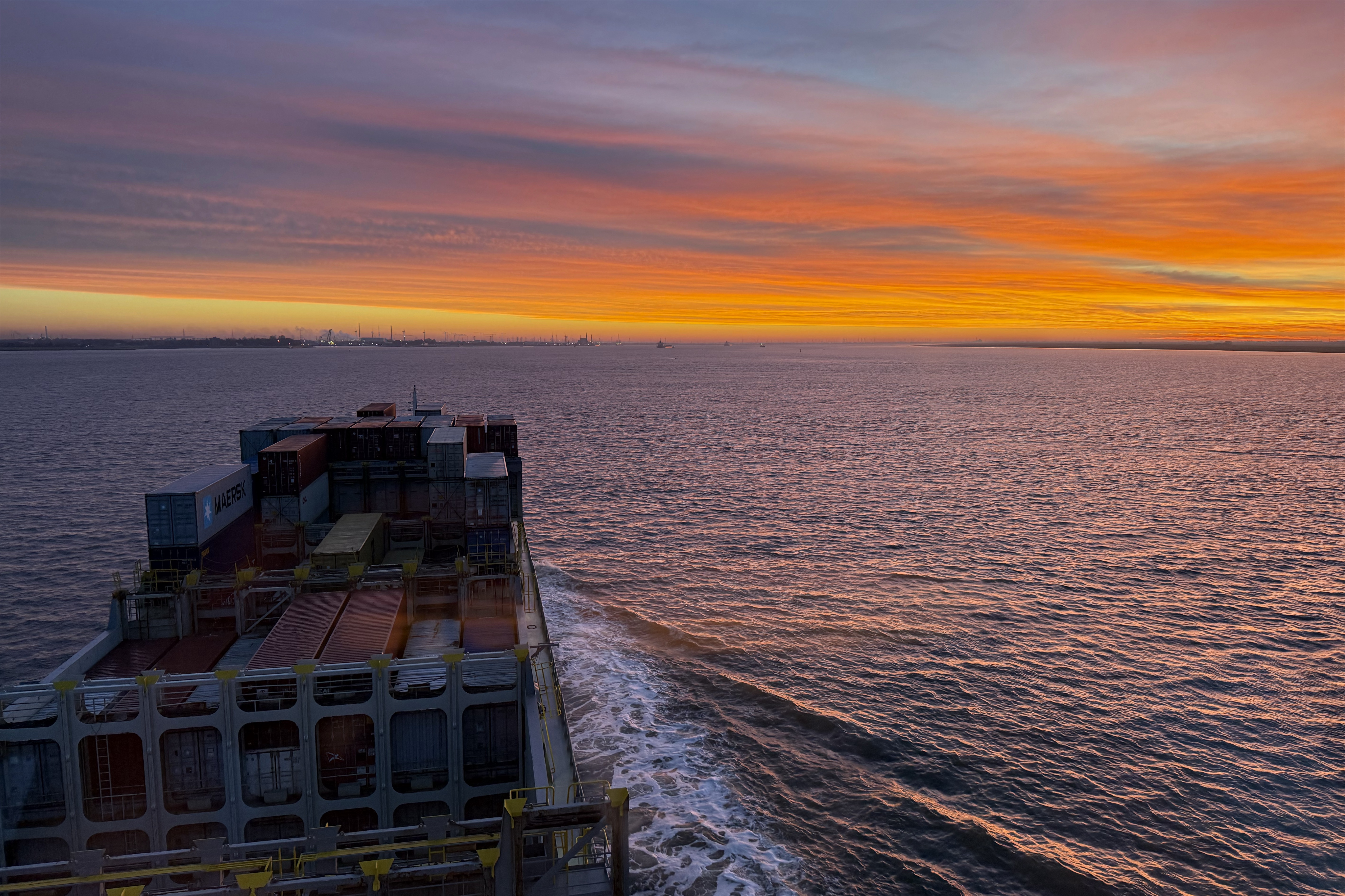 Sonnenaufgang auf der Elbe bei Brunsbüttel