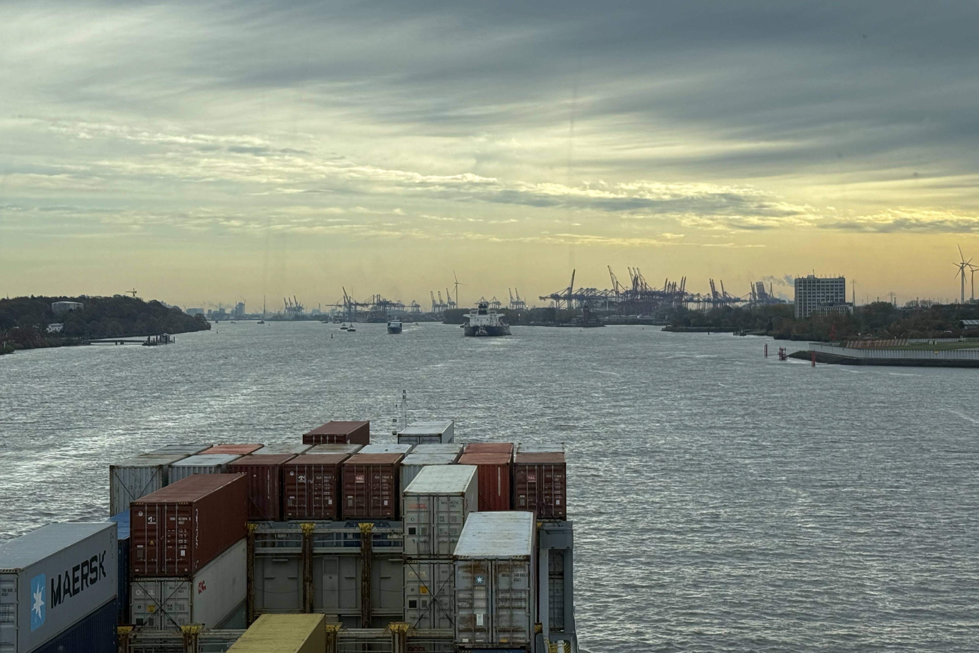 Morgens auf der Elbe bei Hamburg