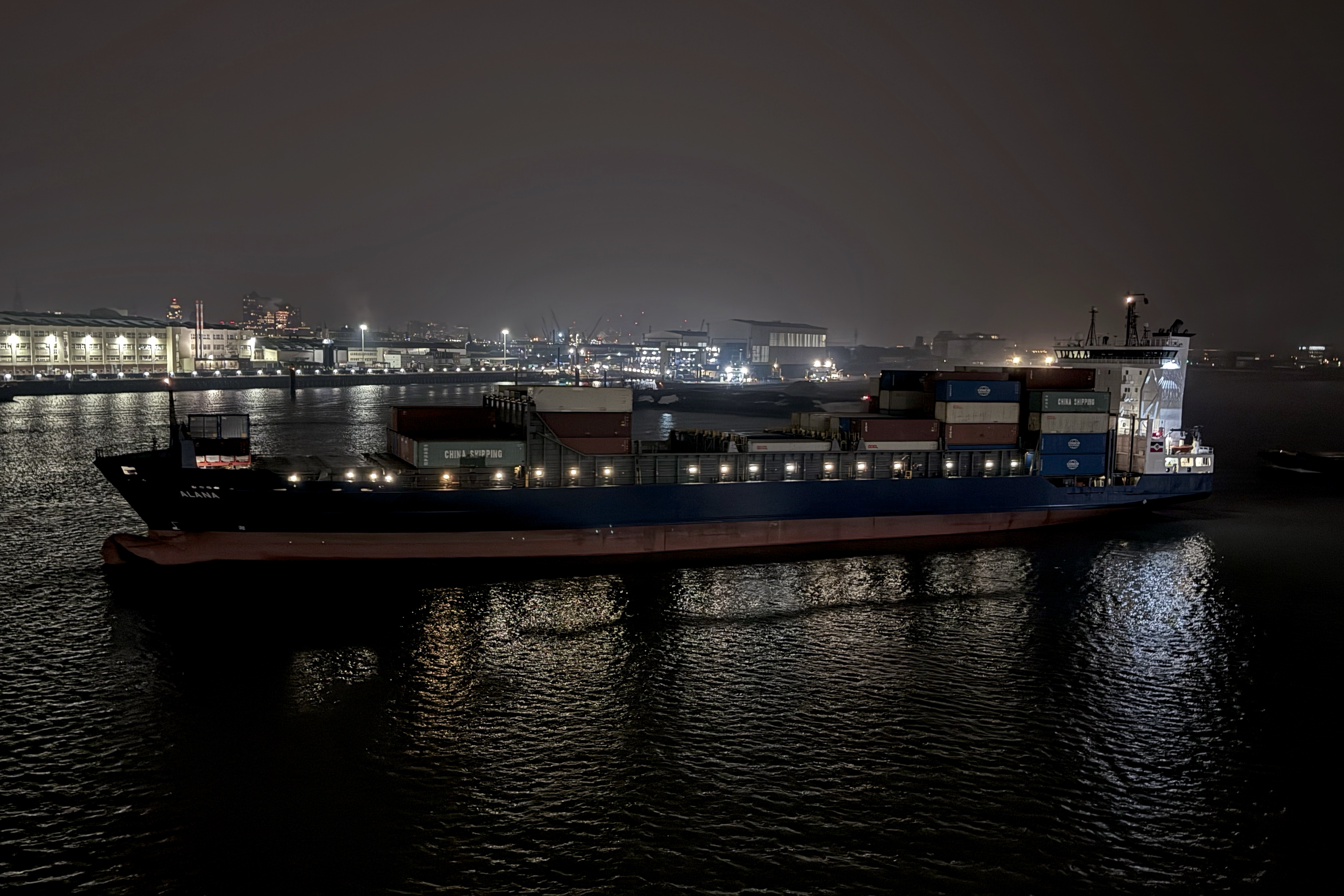 Die Alana im Vorhafen