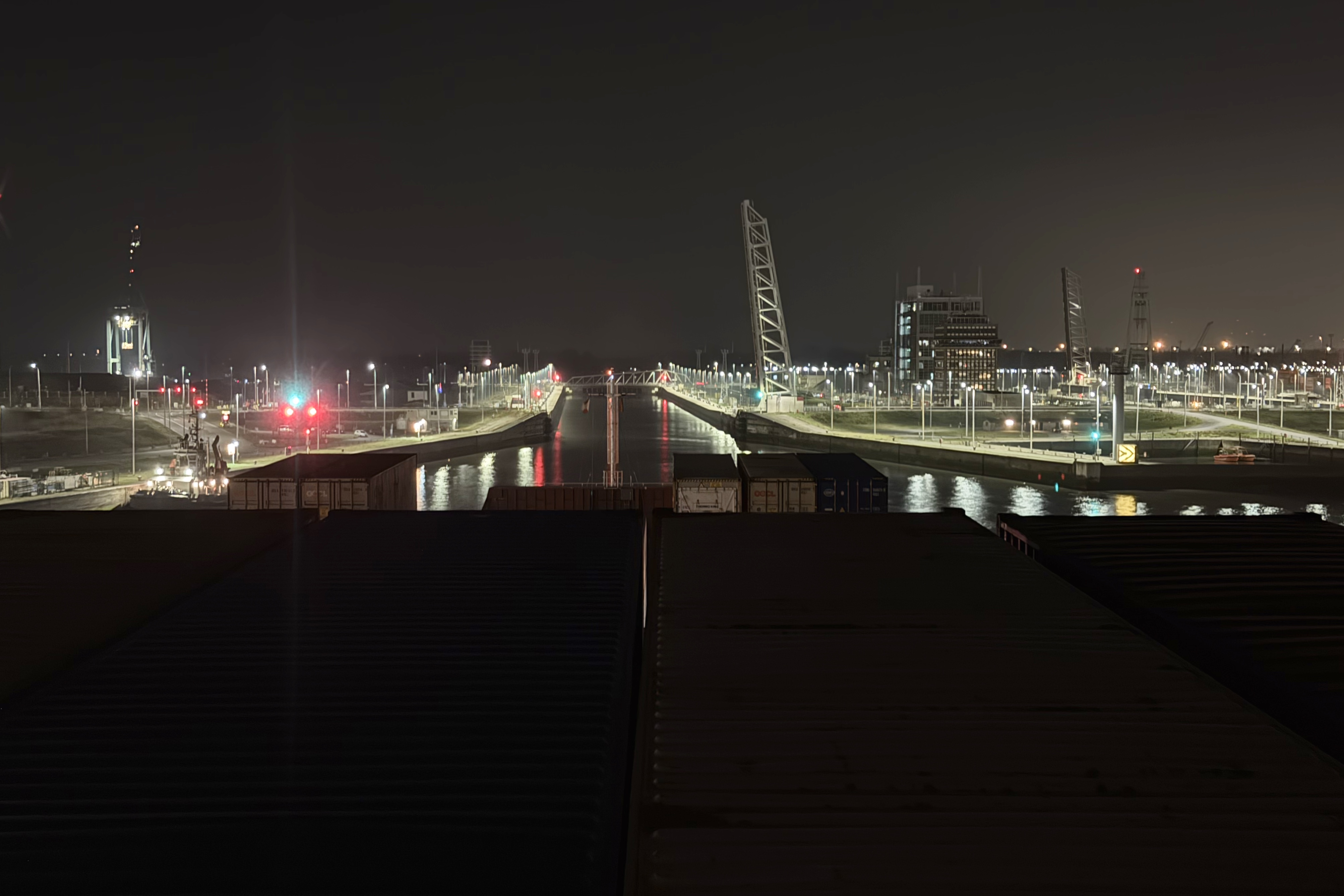 Einfahrt in die Schleuse zum Binnenhafen