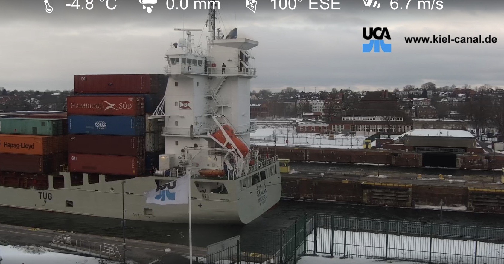 Aufnahme der Webcam Schleuse Kiel Holtenau mit dem frierenden Jens am Schornstein