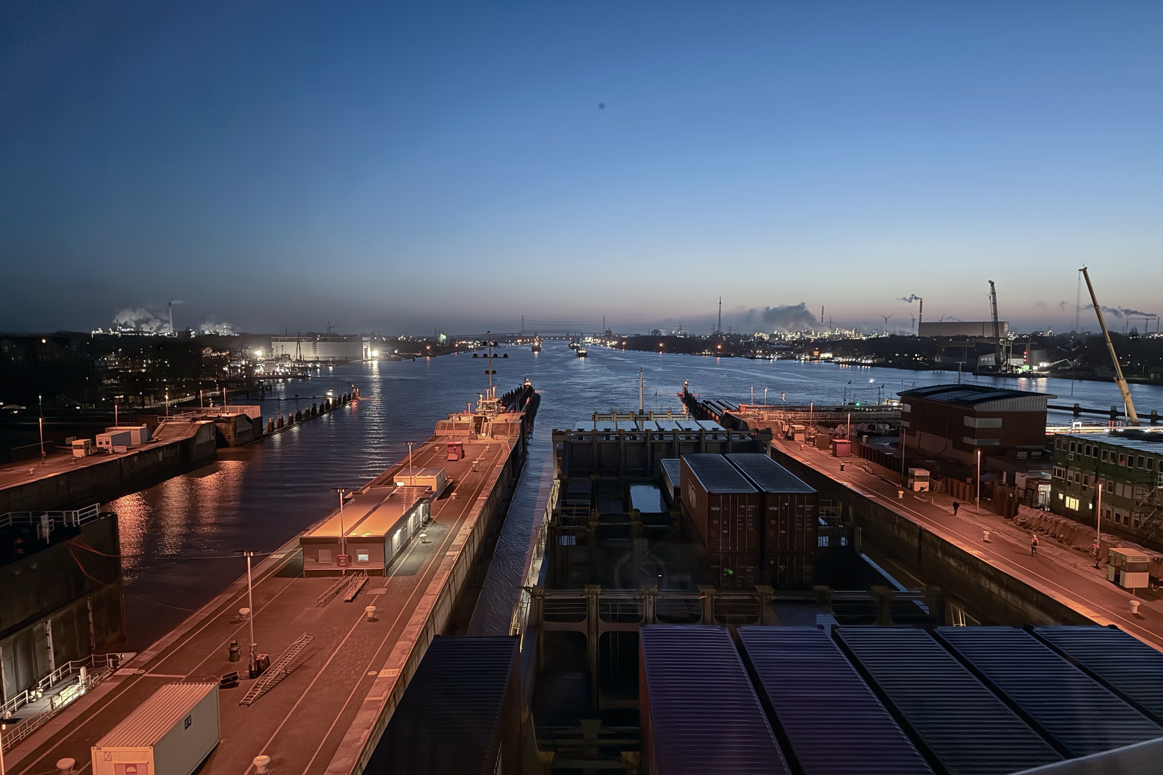 Ausfahrt aus der Schleuse in den Kanal