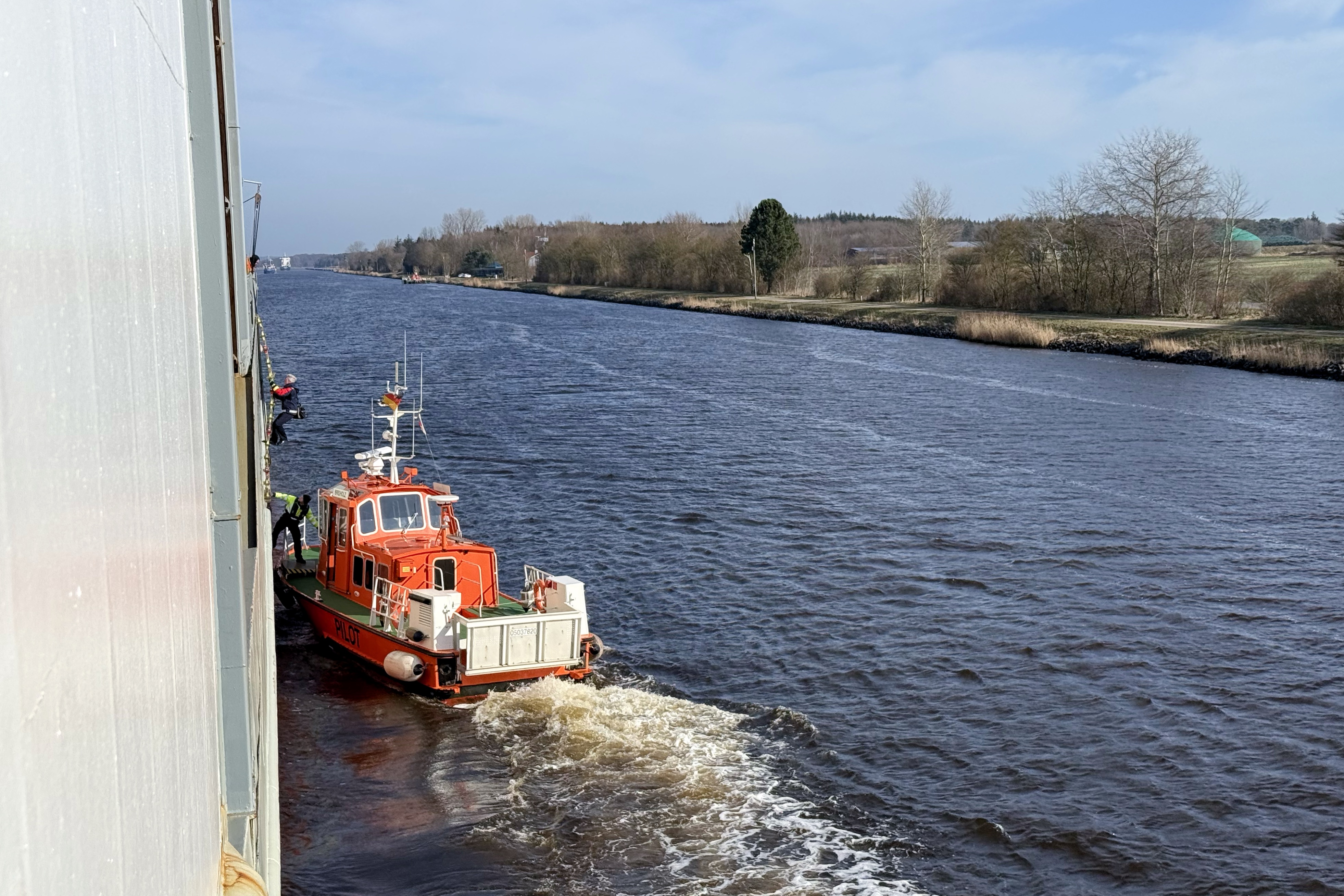 Lotsenwechsel im Kanal