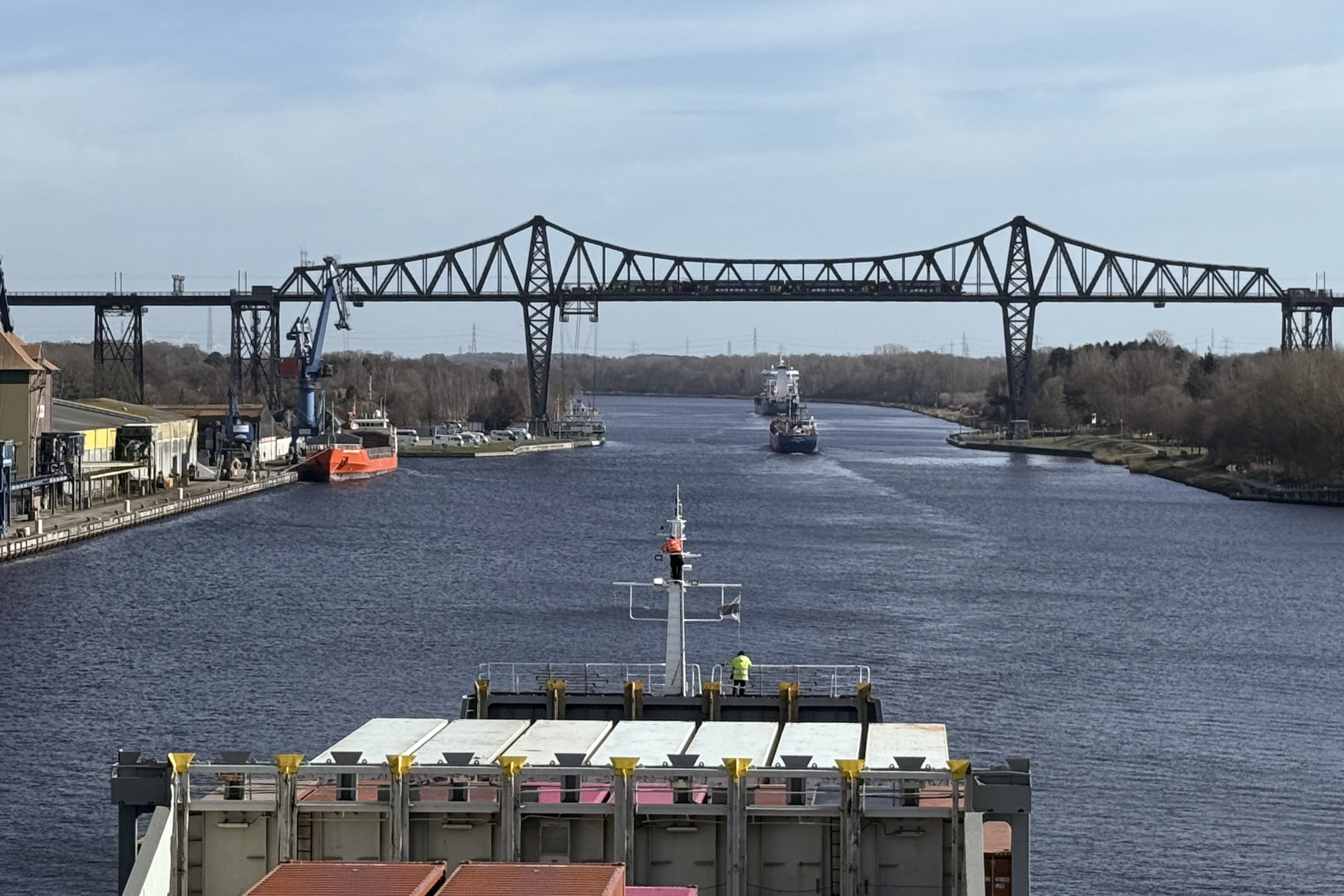 Die Rendsburger Hochbrücke mit Eisenbahn