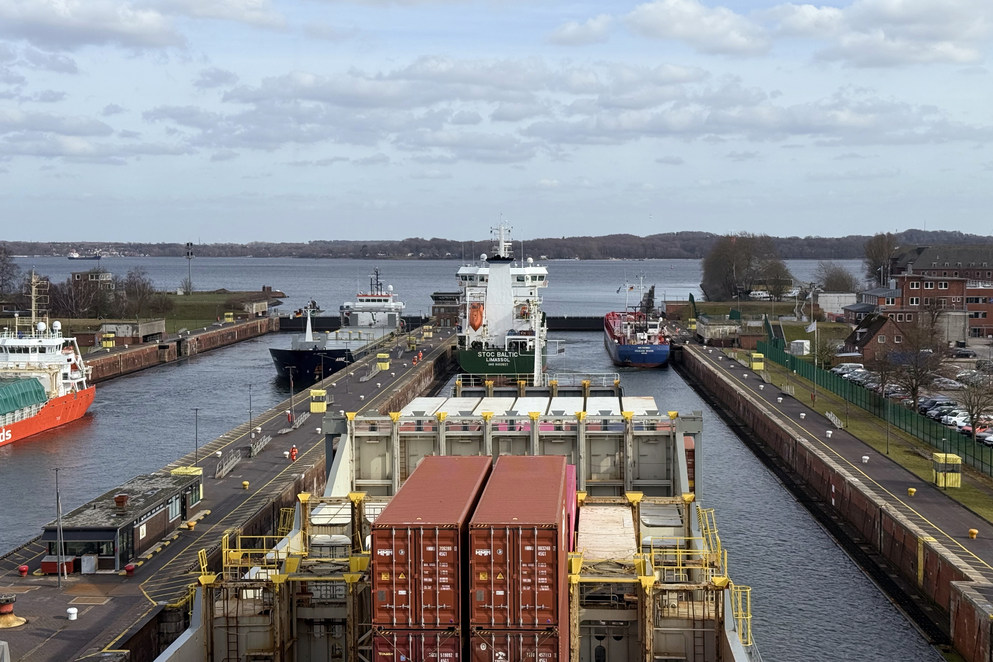 In der neuen Südschleuse in Kiel Holtenau