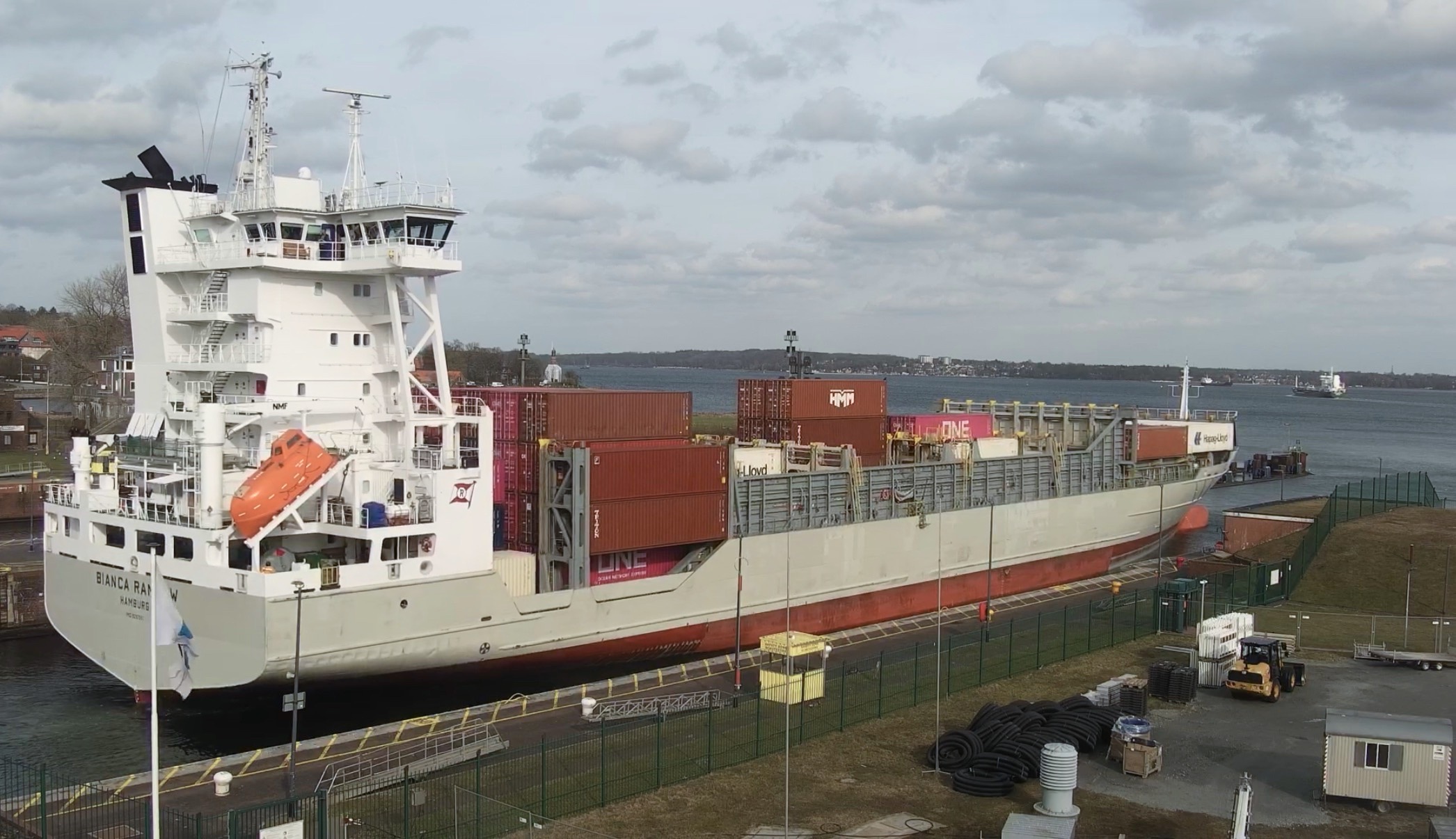 Unser Schiff in der Schleuse. Aufnahme der WebCam