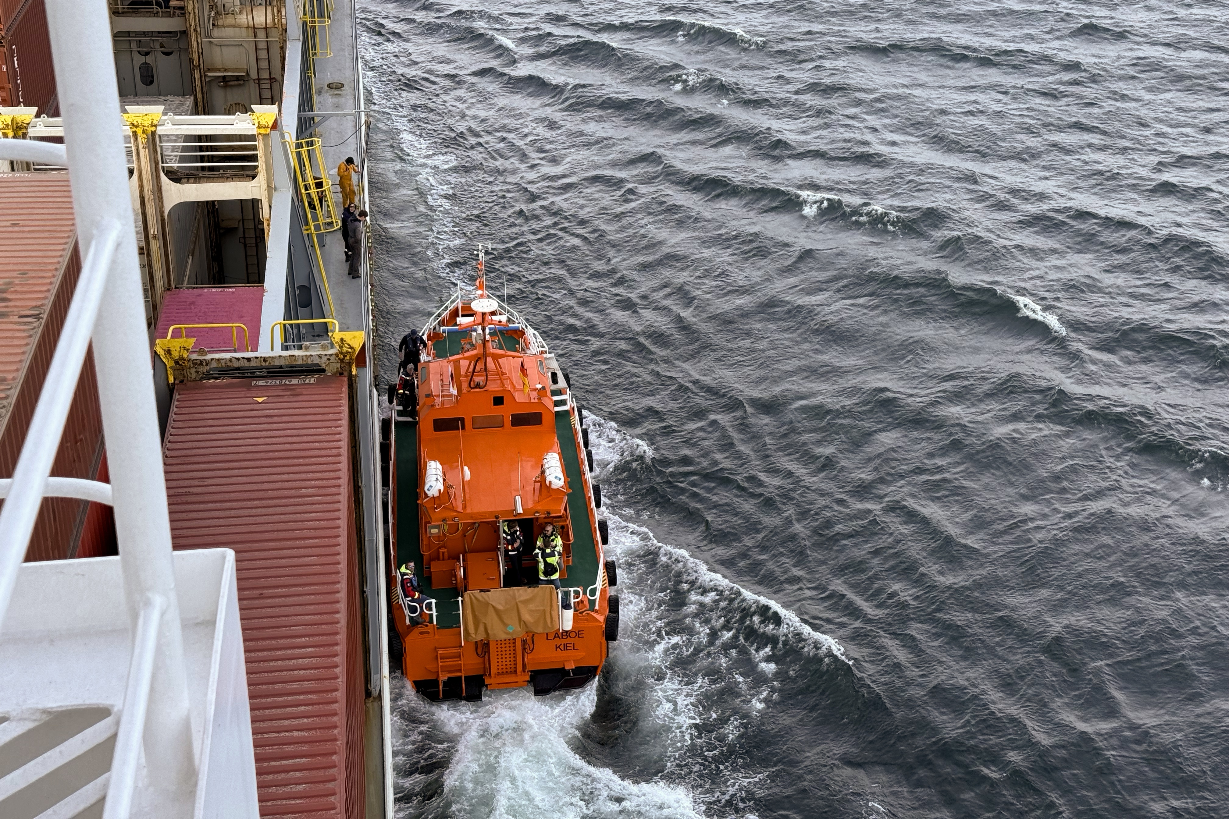 Der Lotse verlässt uns in der Kieler Bucht