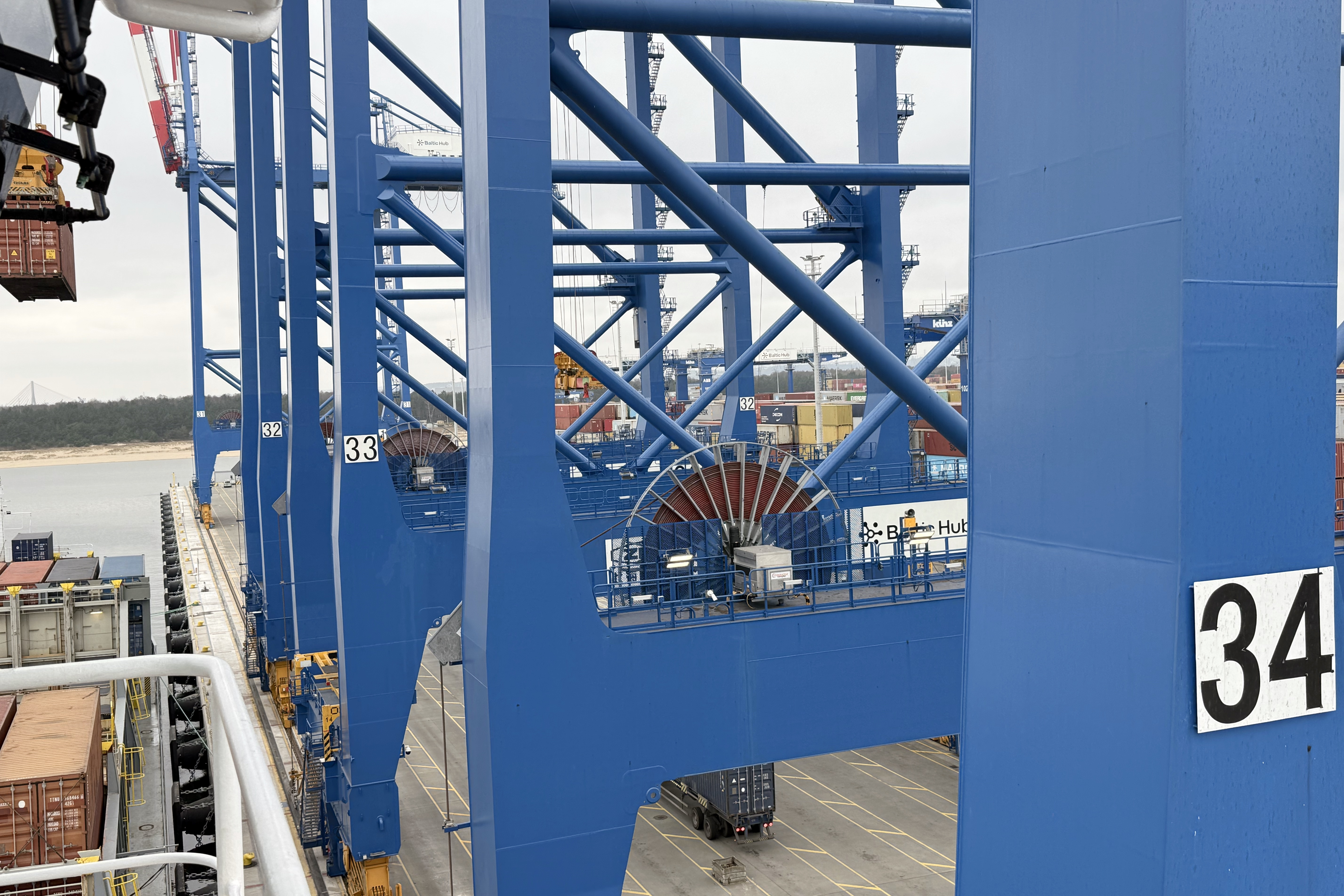 Drei Containerbrücken nur für uns