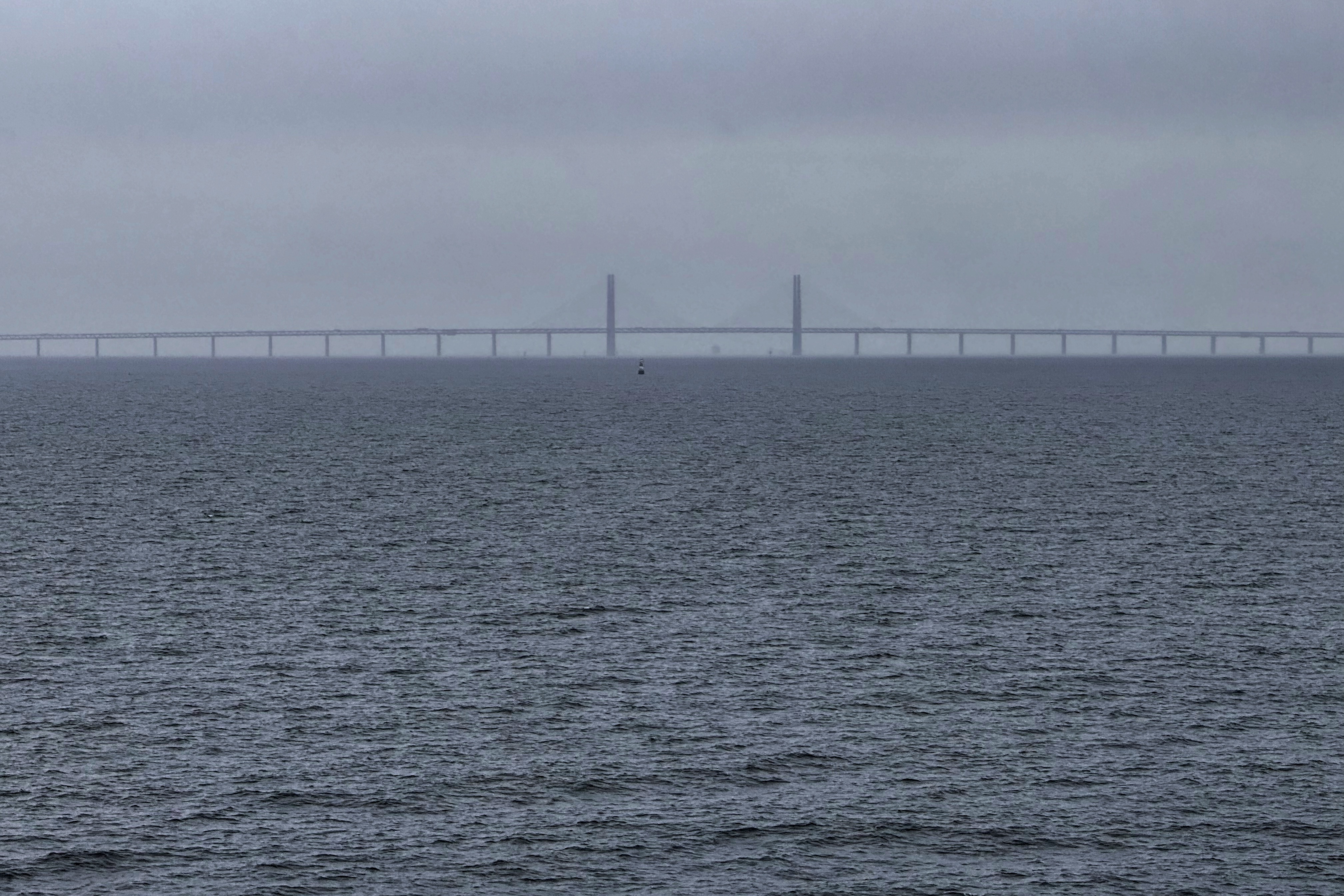 Die Öresundbrücke im Dunst