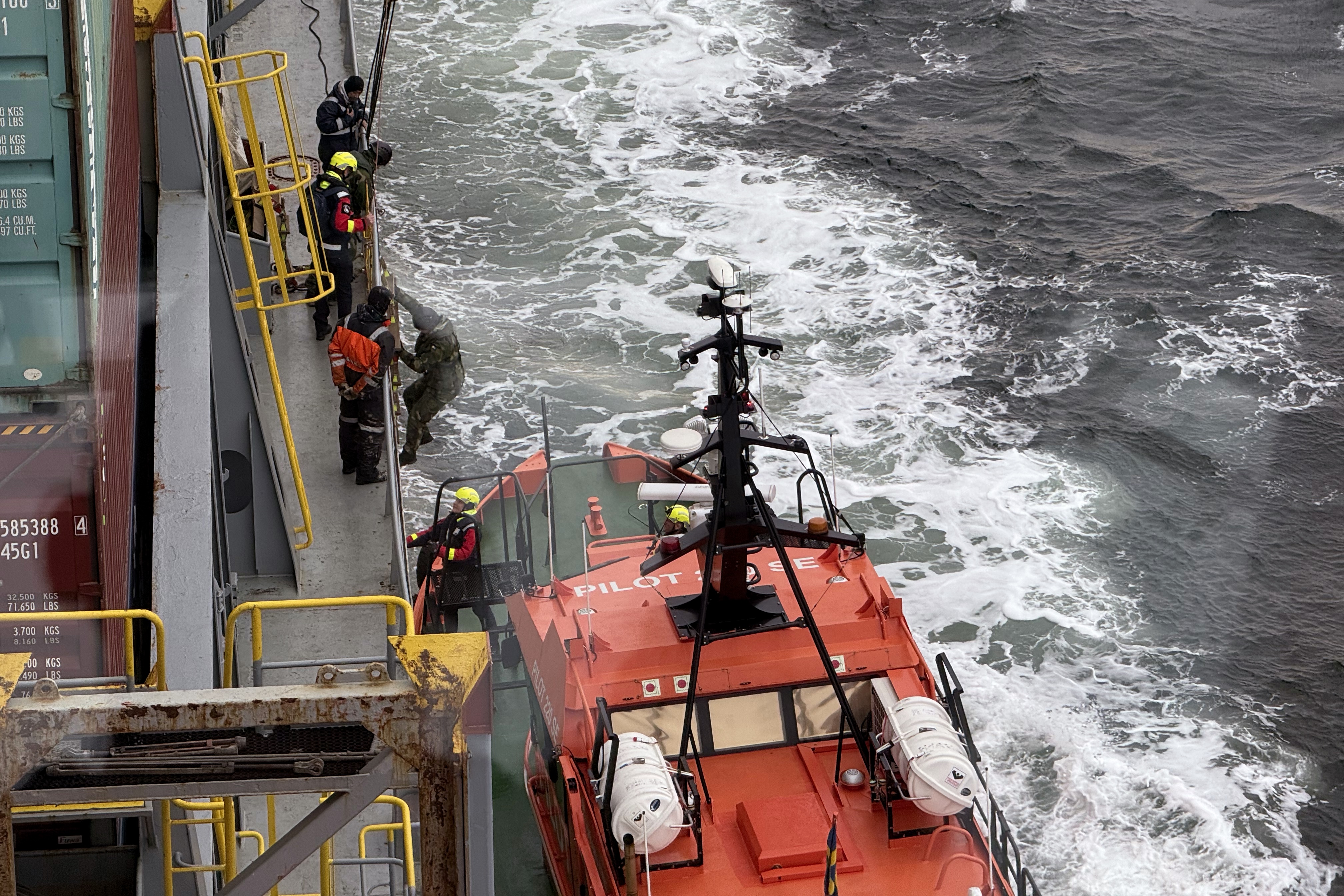 Lotse und Militär verlassen das Schiff