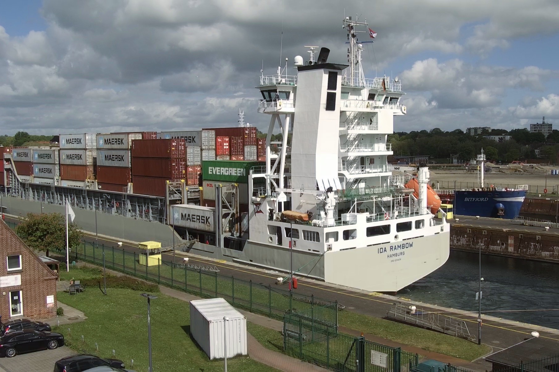 Unser Schiff, gesehen mit der WebCam an der Schleuse
