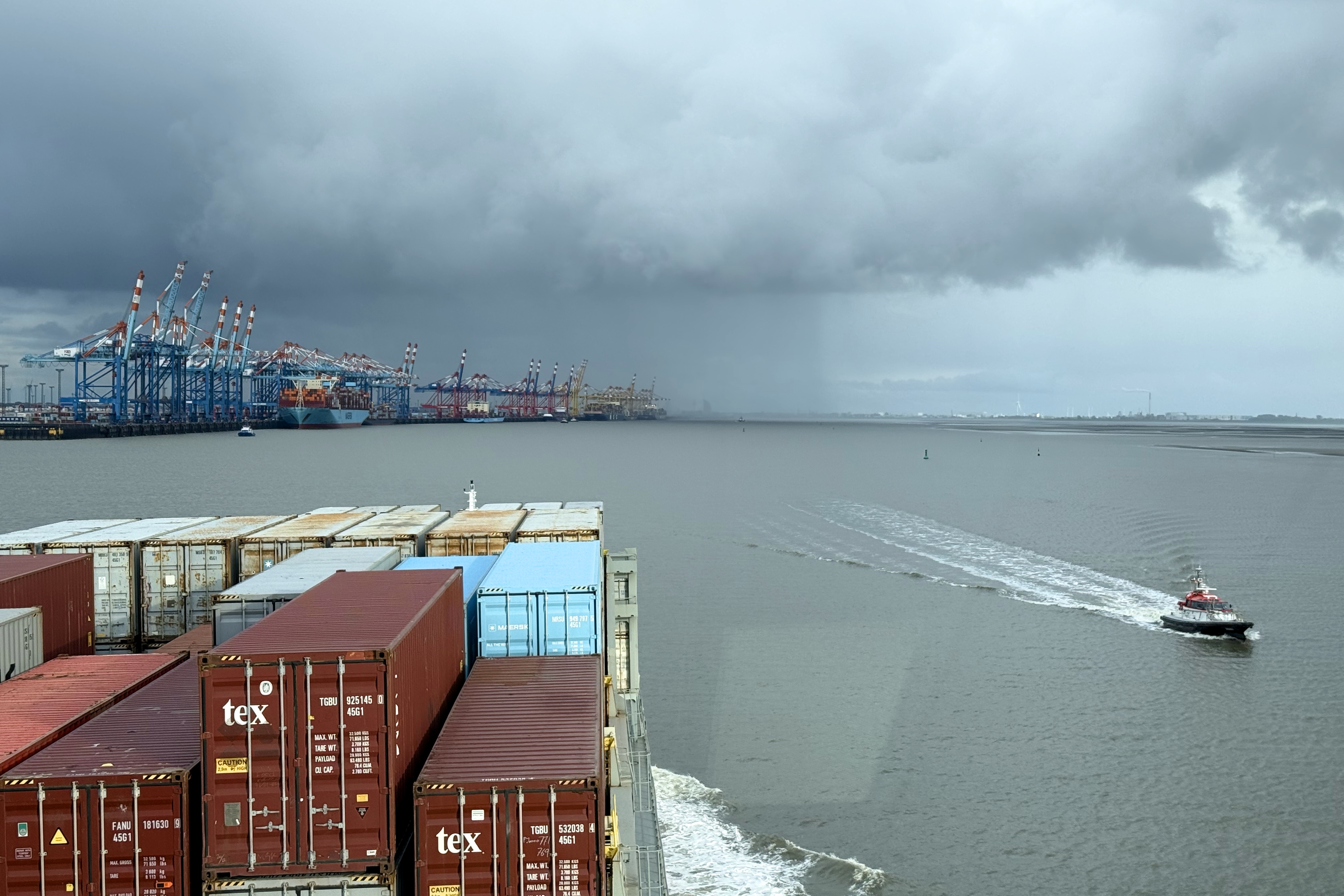 Das Terminal in Sicht, der Hafenlotse kommt