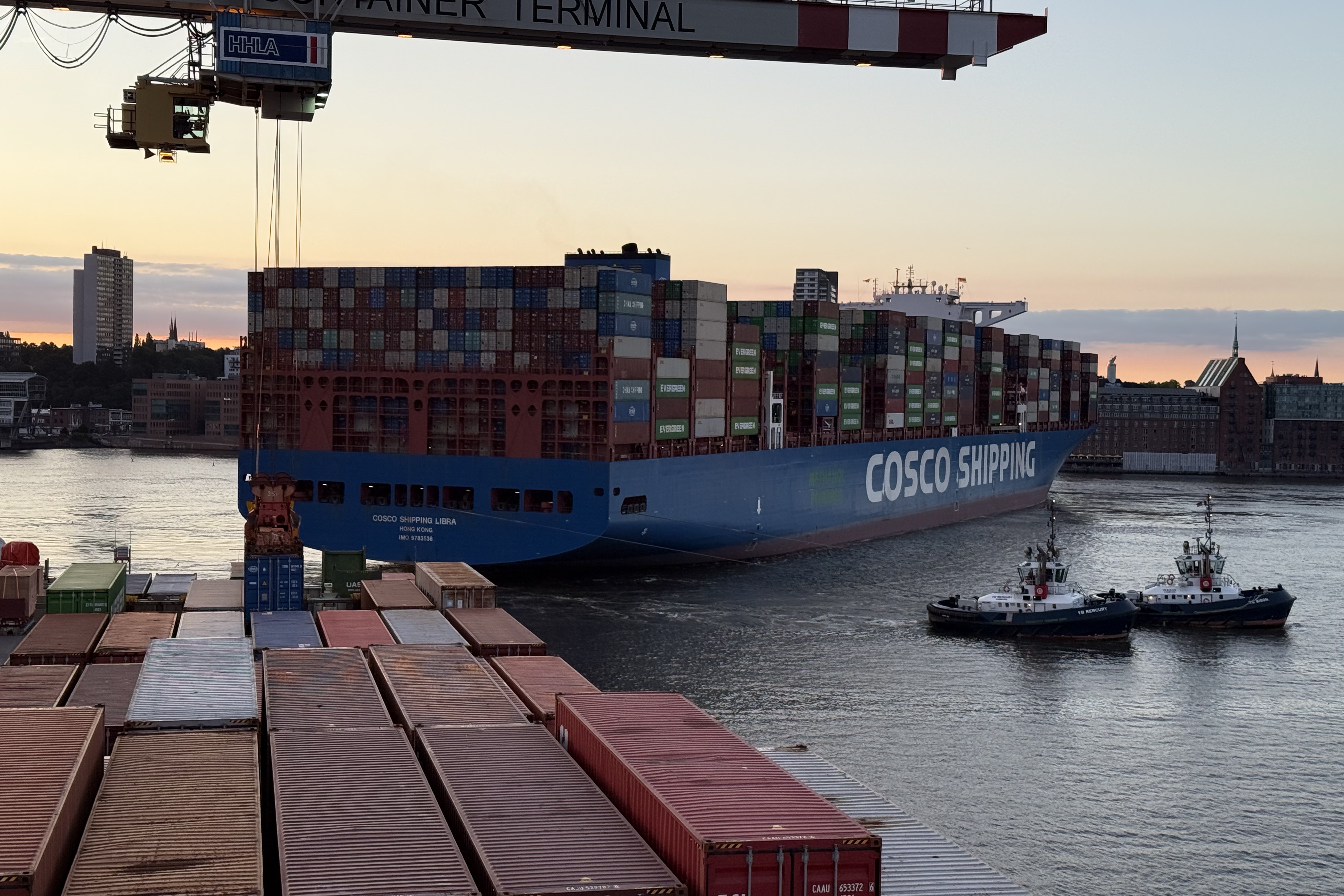 400m Schiff dreht auf der Elbe
