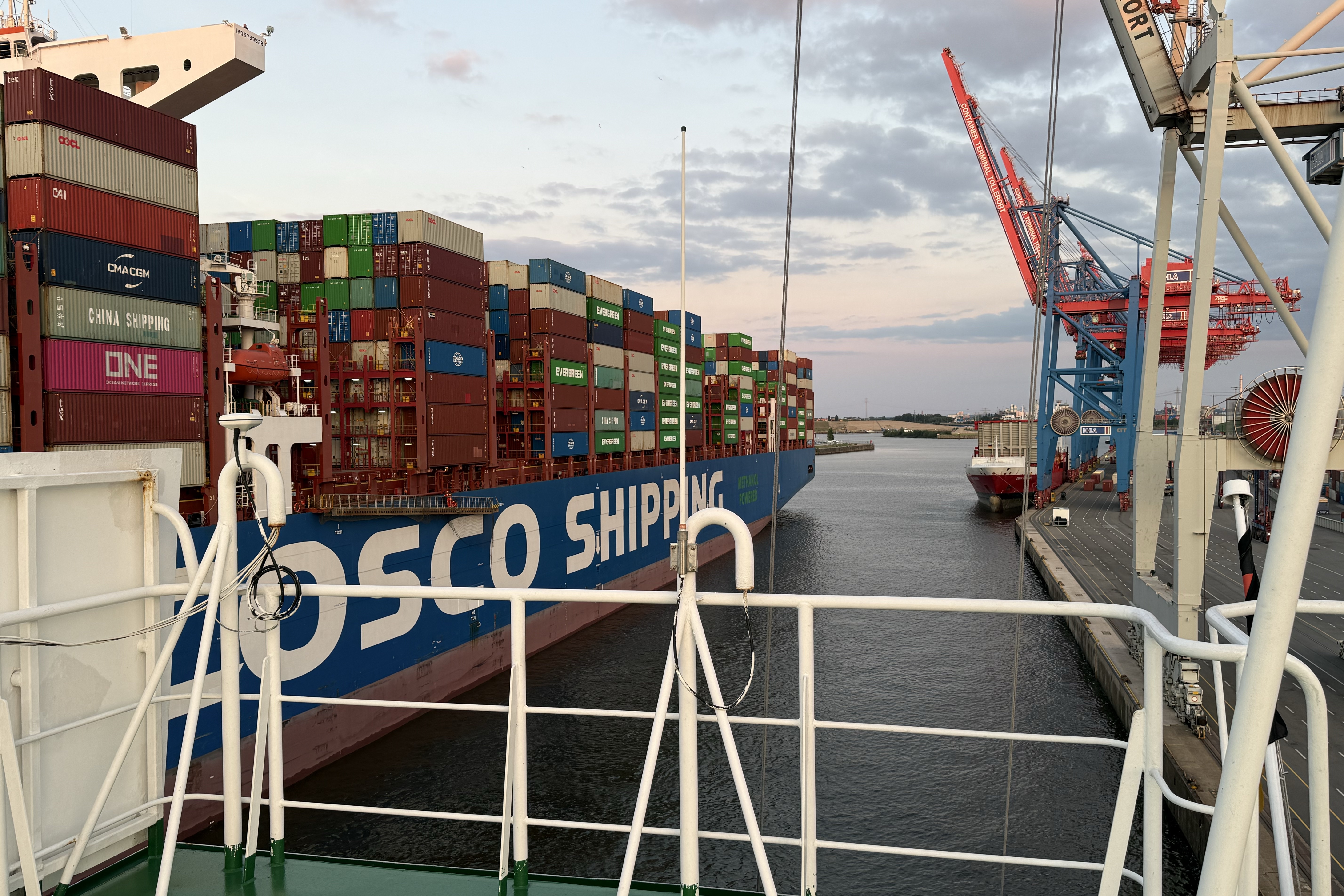Die Cosco zieht vorbei