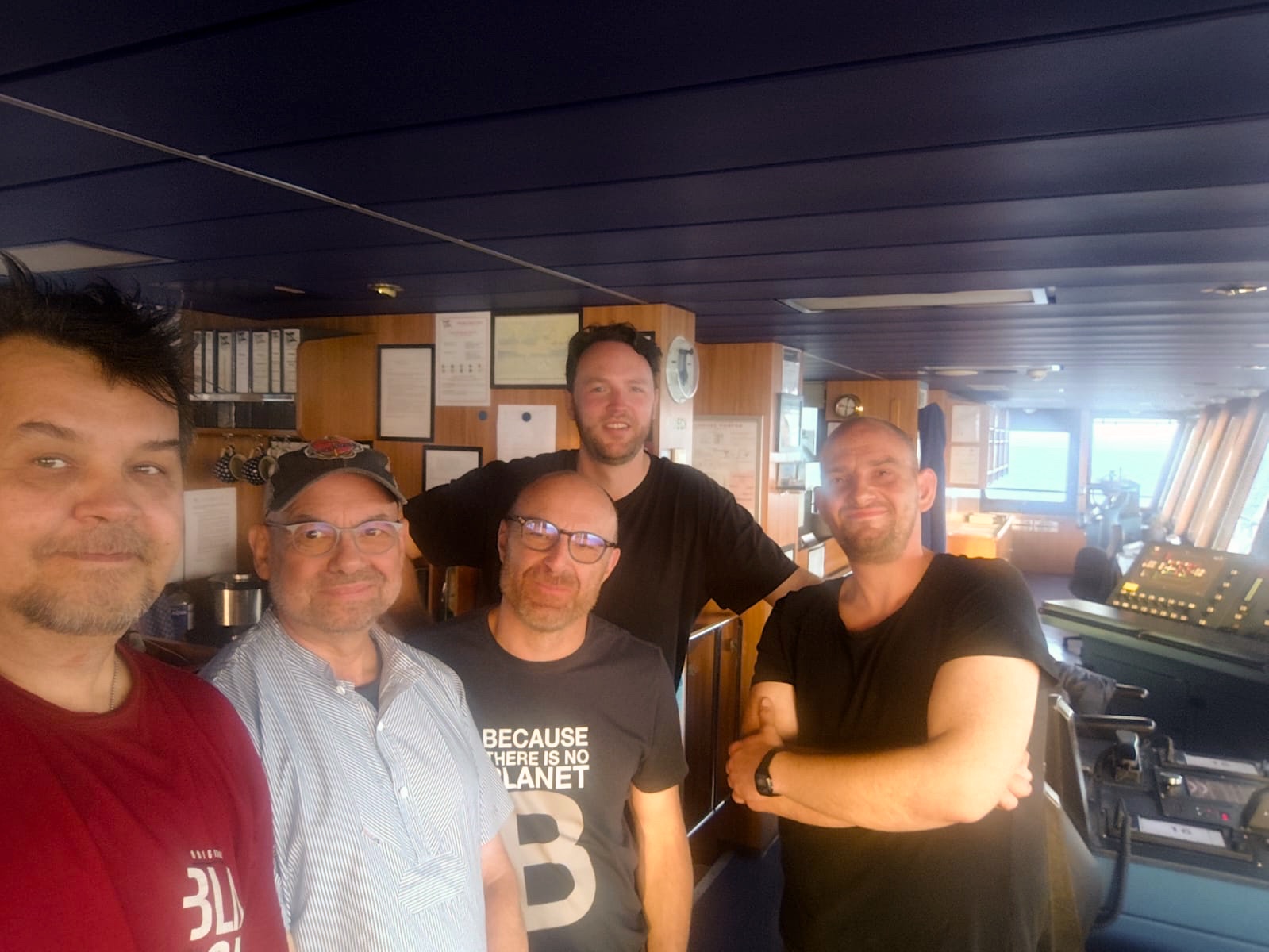 Chiefmate Alex, zwei Passagiere, Kapitän Colja Cordes und Azubi Lukas