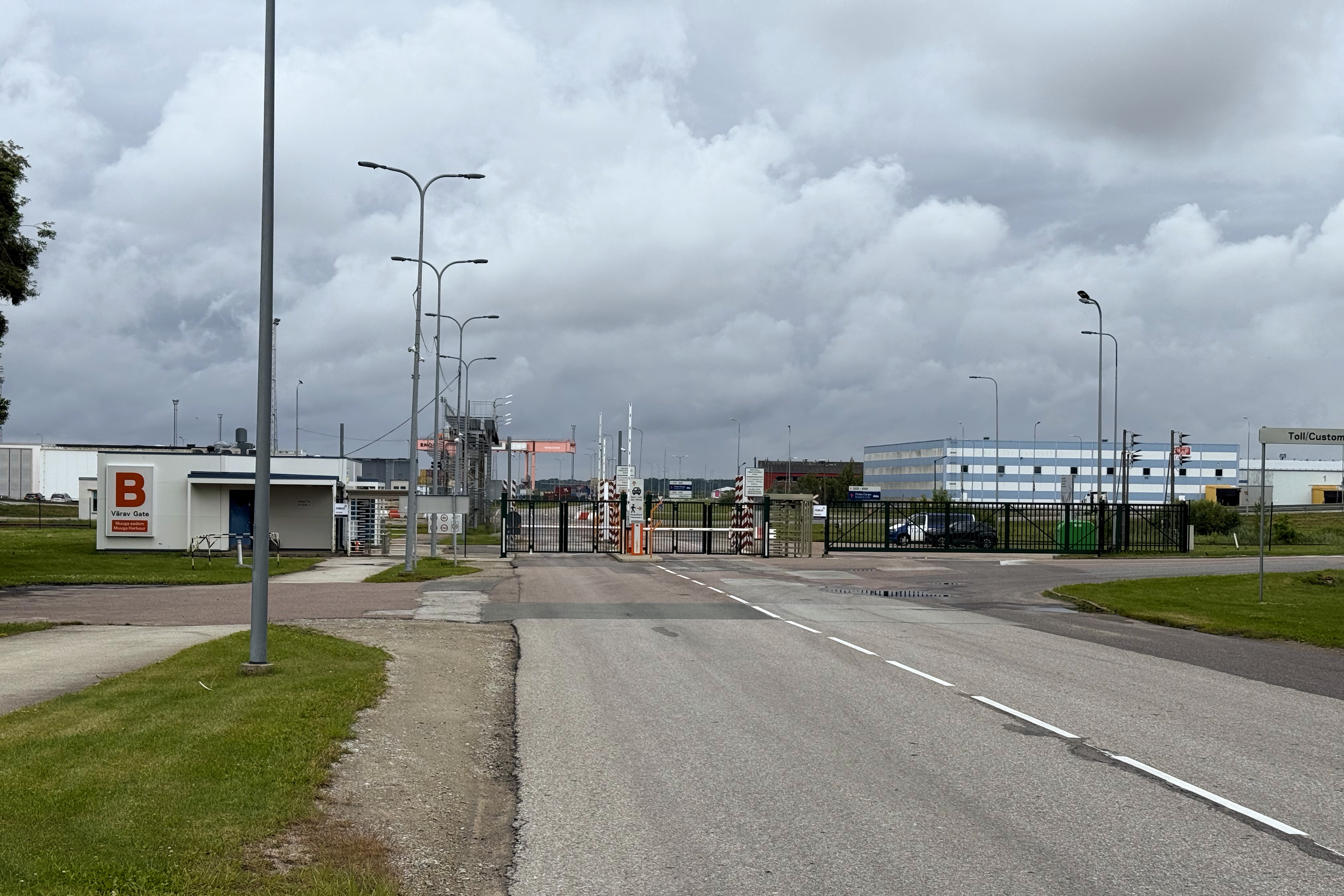 Zurück am Zollgebäude