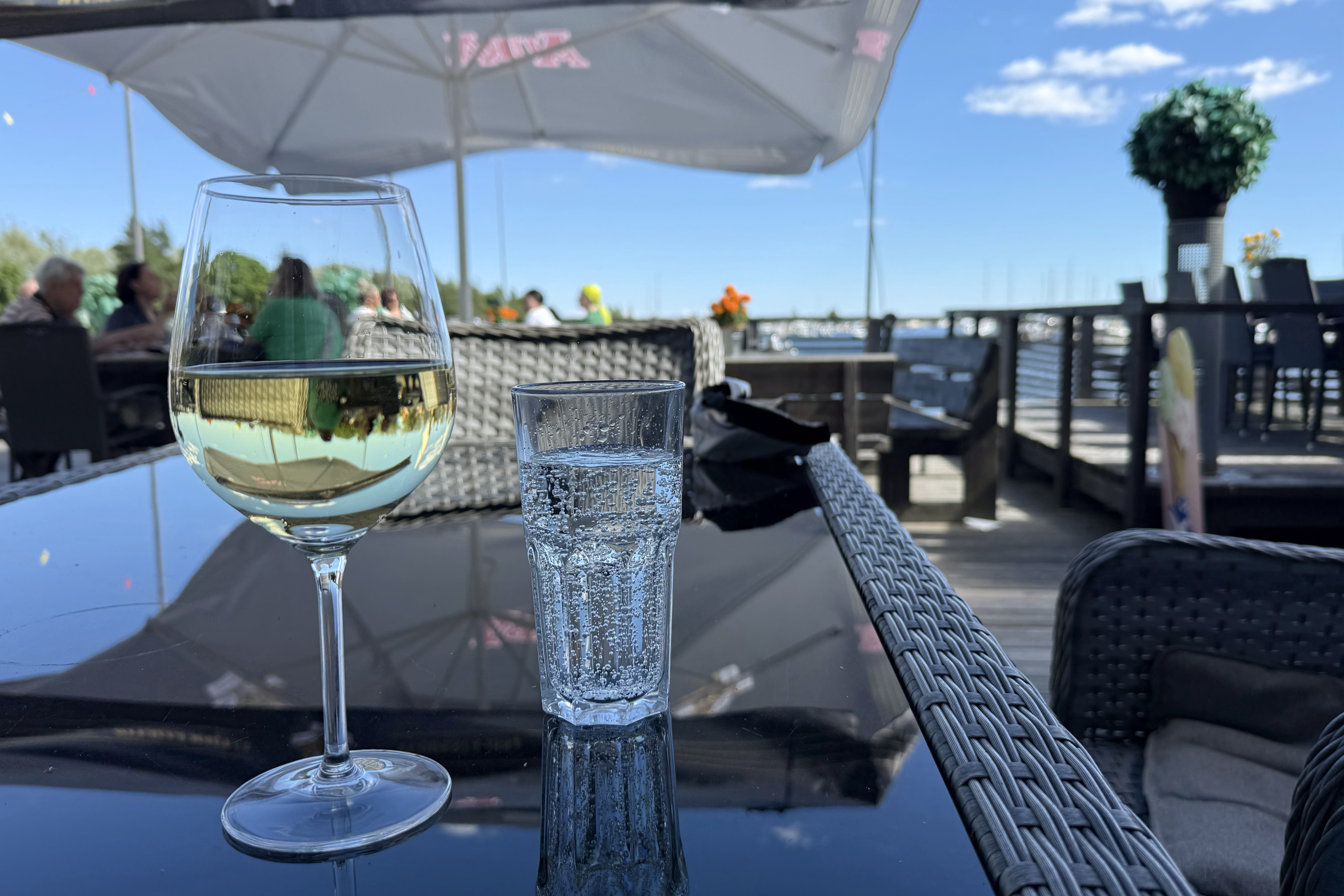 Drink mit Blick auf die Marina
