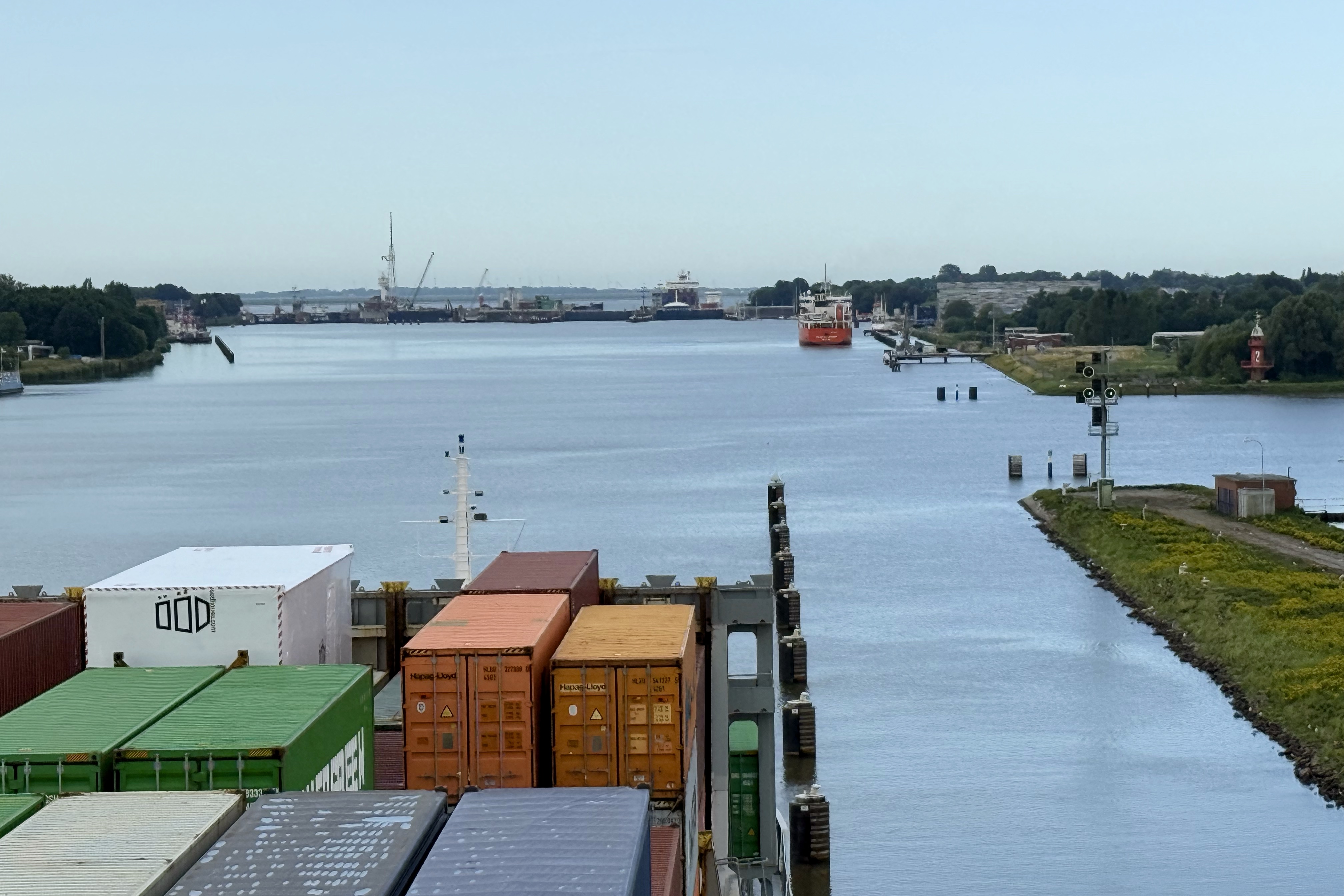Warten vor der Schleuse Brunsbüttel