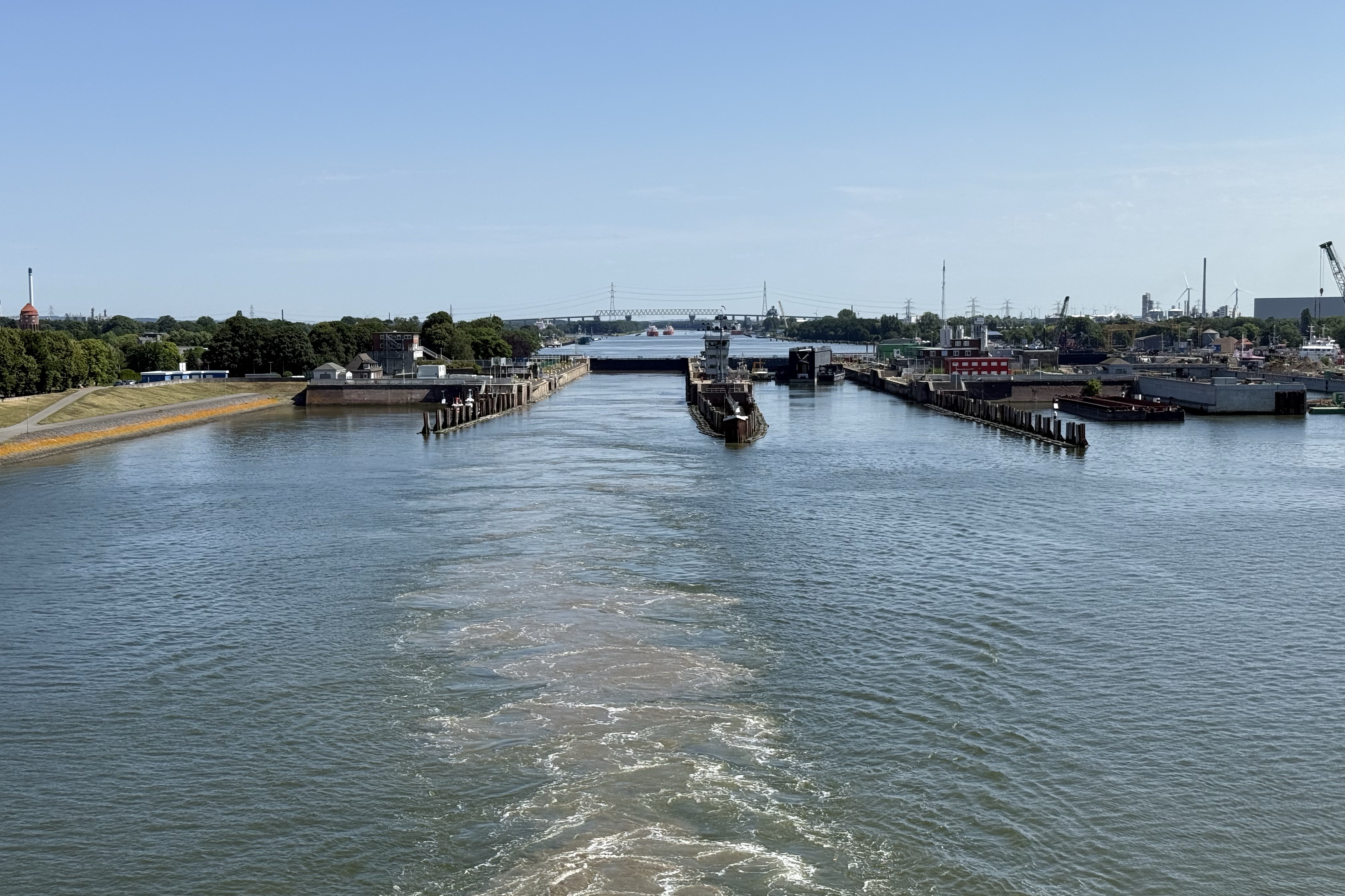 Wir verlassen die Schleuse Brunsbüttel