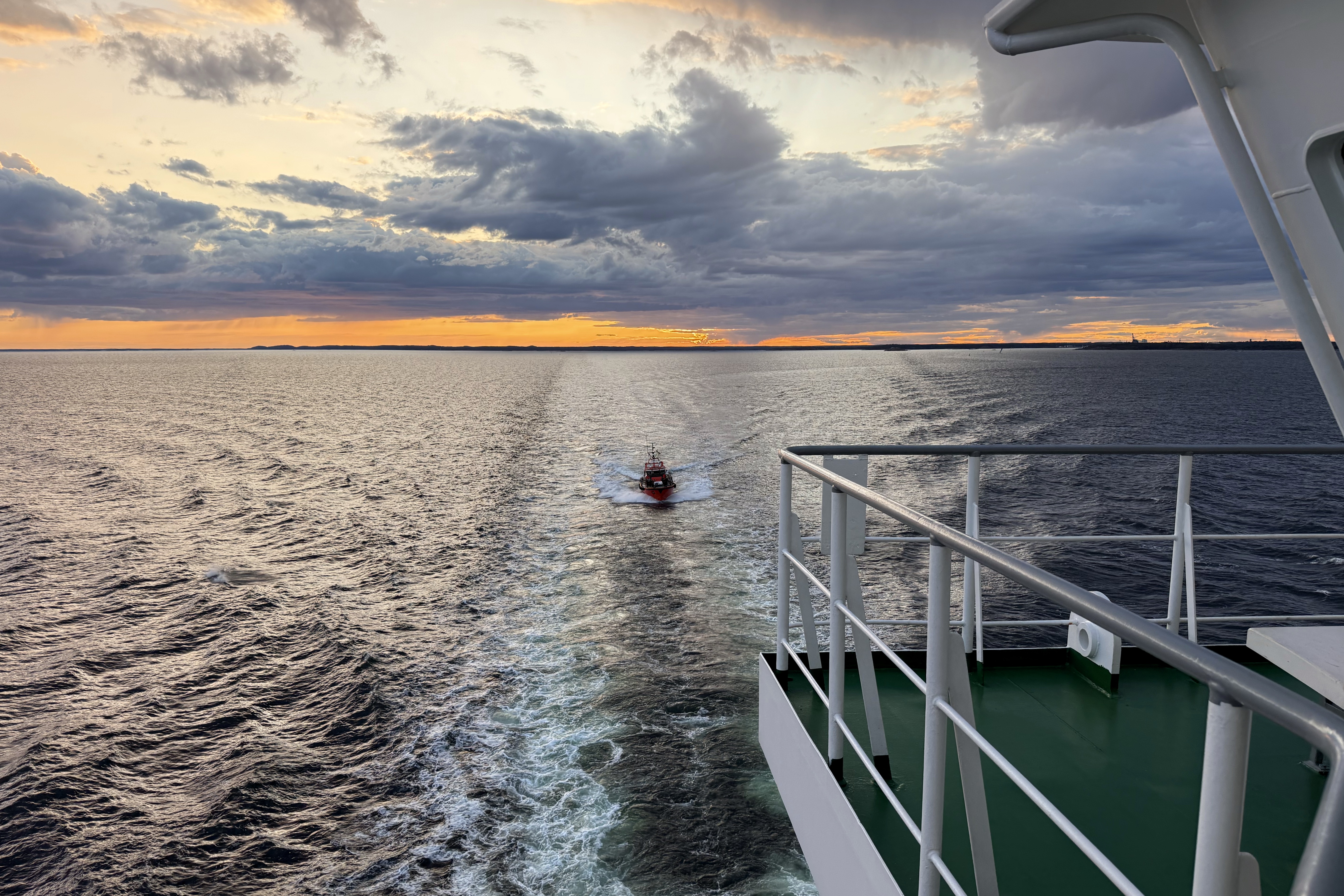 Das Lotsenboot folgt uns